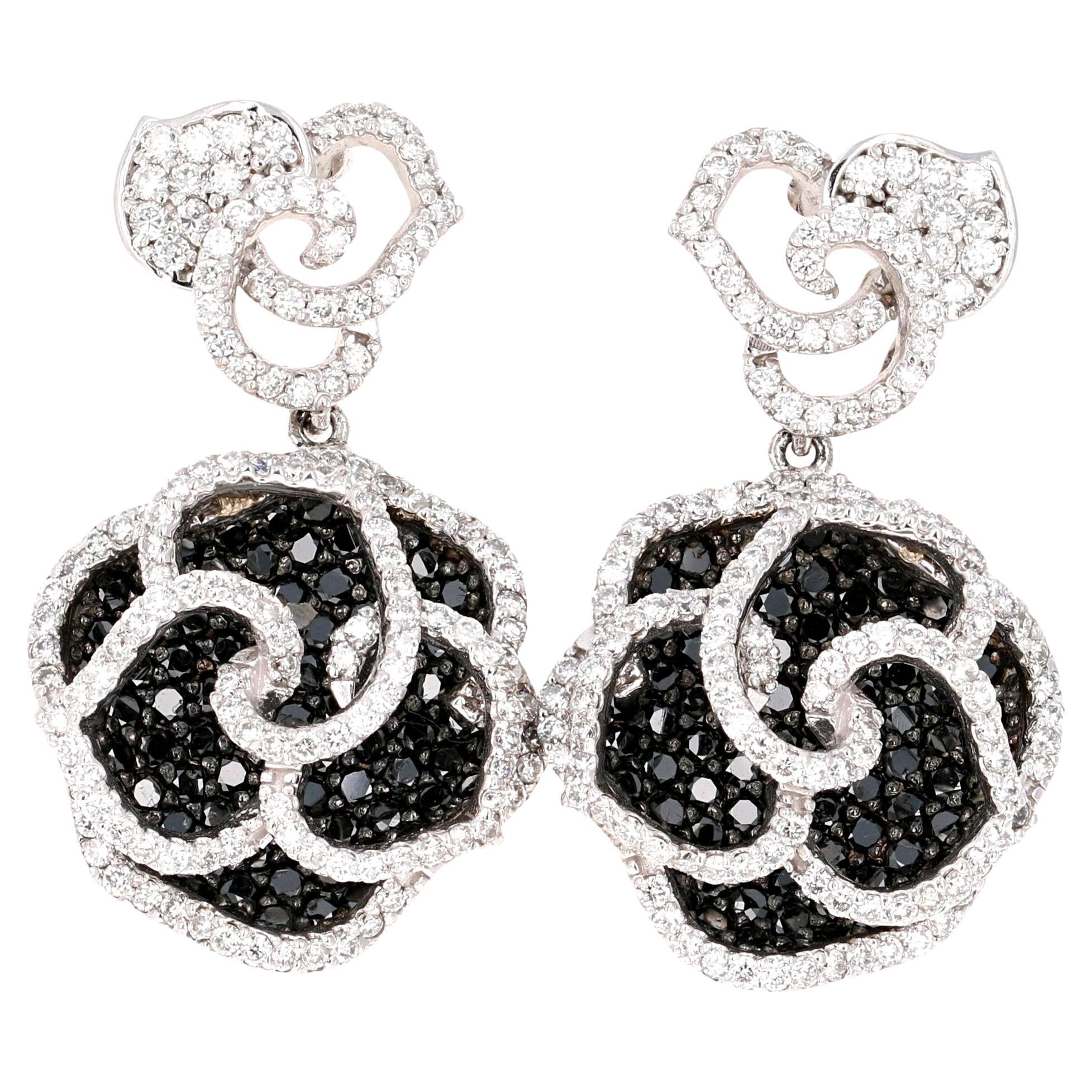 3,54 Karat Natürlicher Schwarzer Weißer Diamant Weißgold Rose Form Ohrringe im Angebot