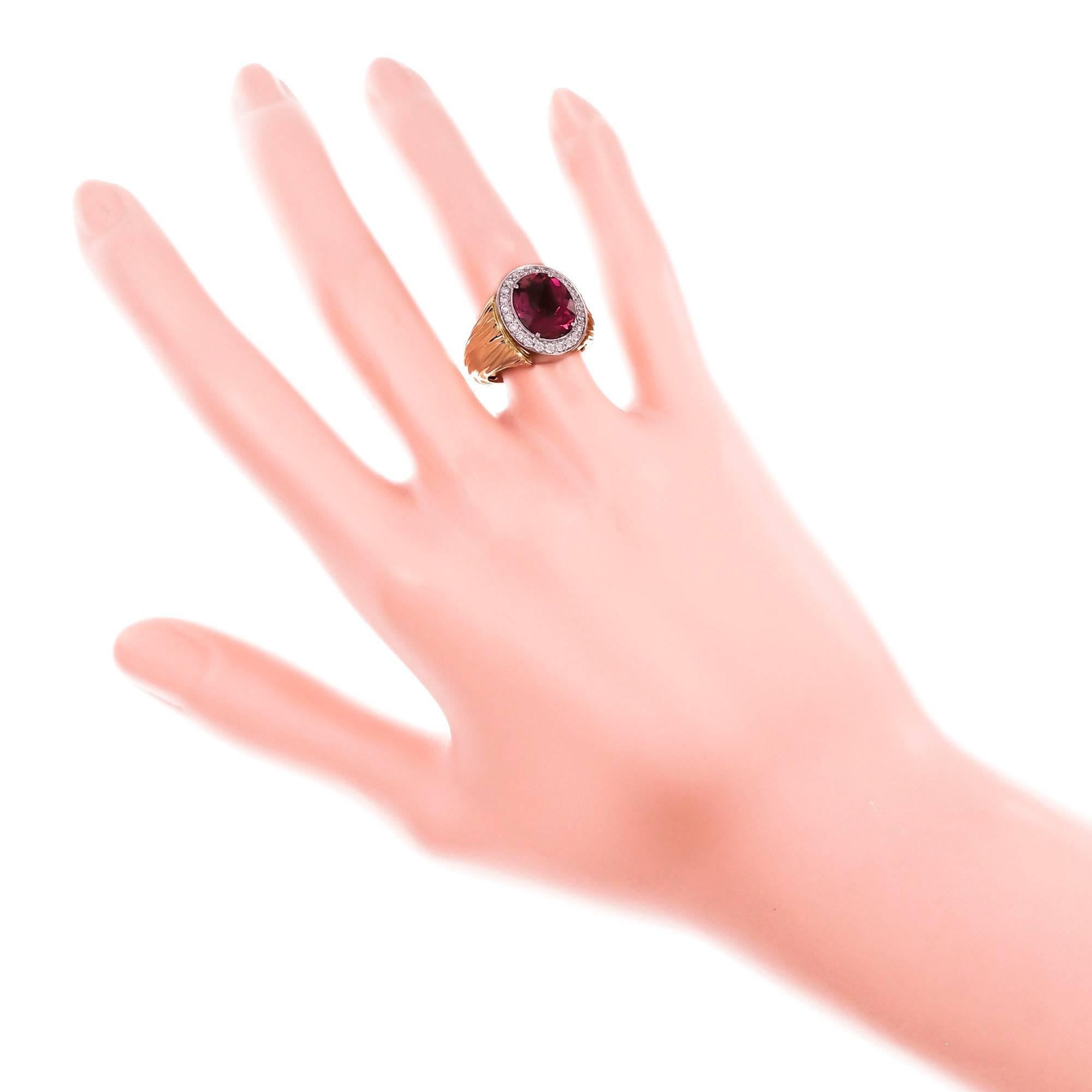 Bague cocktail halo de diamants et tourmaline rose ovale facettée de 3,54 carats en vente 1