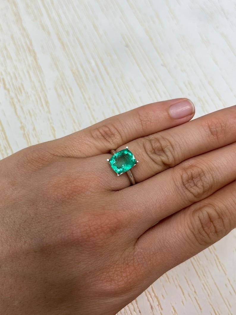 Smeraldo colombiano verde primaverile da 3,54 carati - Gemma con taglio a cuscino estratta dalla terra in vendita 2
