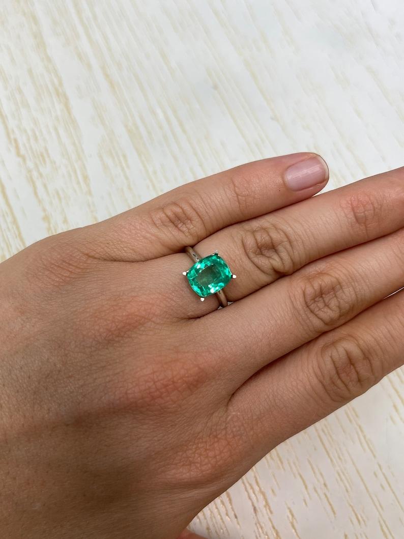 Smeraldo colombiano verde primaverile da 3,54 carati - Gemma con taglio a cuscino estratta dalla terra in vendita 1
