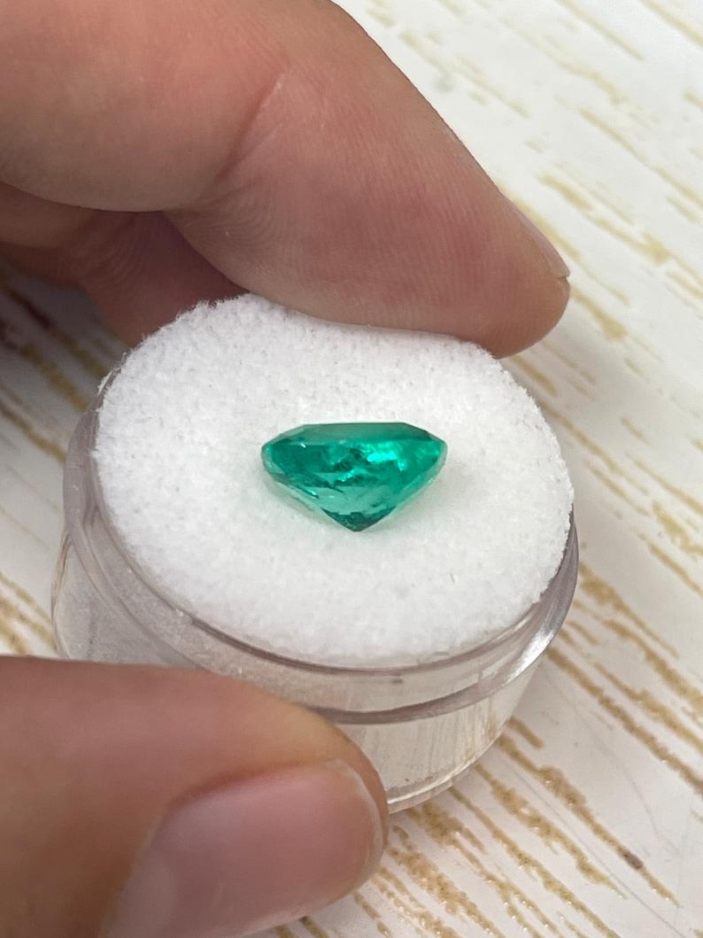 Donna Smeraldo colombiano verde primaverile da 3,54 carati - Gemma con taglio a cuscino estratta dalla terra in vendita