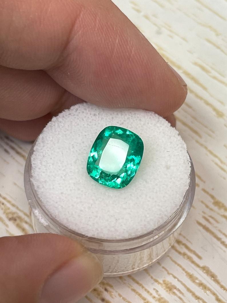 Smeraldo colombiano verde primaverile da 3,54 carati - Gemma con taglio a cuscino estratta dalla terra In condizioni Nuovo in vendita a Jupiter, FL