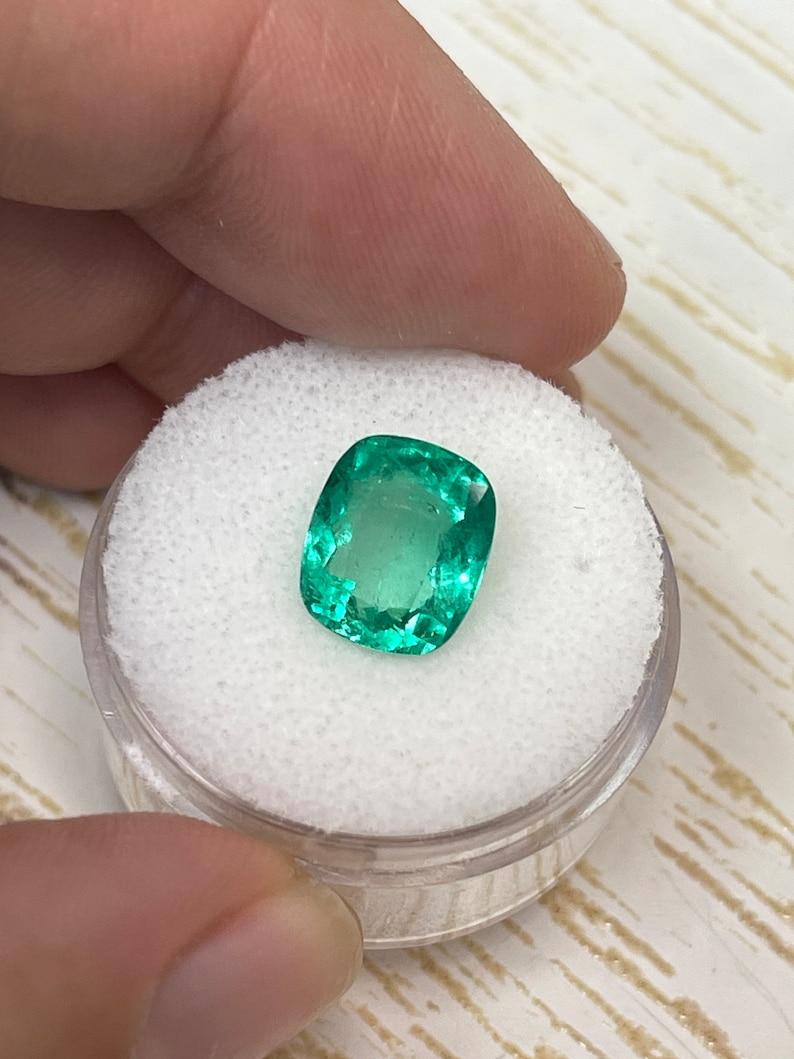 Taglio cuscino Smeraldo colombiano verde primaverile da 3,54 carati - Gemma con taglio a cuscino estratta dalla terra in vendita