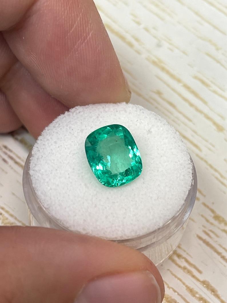 Moderno Smeraldo colombiano verde primaverile da 3,54 carati - Gemma con taglio a cuscino estratta dalla terra in vendita
