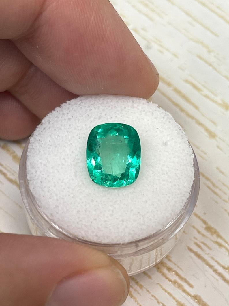 A. Stone: Smeraldo
Peso: 3,54 carati
Forma: Taglio a cuscino
Chiarezza: Trasparente
Lucentezza: Molto buono
Colore: Verde Primavera
Misure: 10,37 mm x 8,82 mm x 5,88 mm
Origine geografica: Colombia
Trattamento: Naturale, oliatura

Commenti: A causa