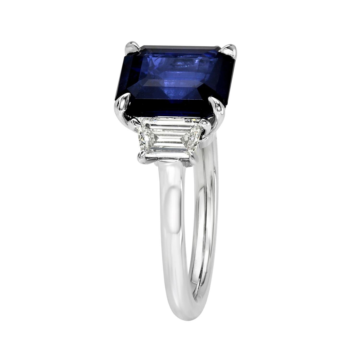 Ventana de medianoche - Anillo de platino de compromiso de tres piedras con zafiro azul talla esmeralda y diamantes de 3,54 quilates - Merkaba Jewelry Beverly Hills.

Este anillo de zafiro azul talla esmeralda de 3,54 quilates, un raro tesoro de Sri