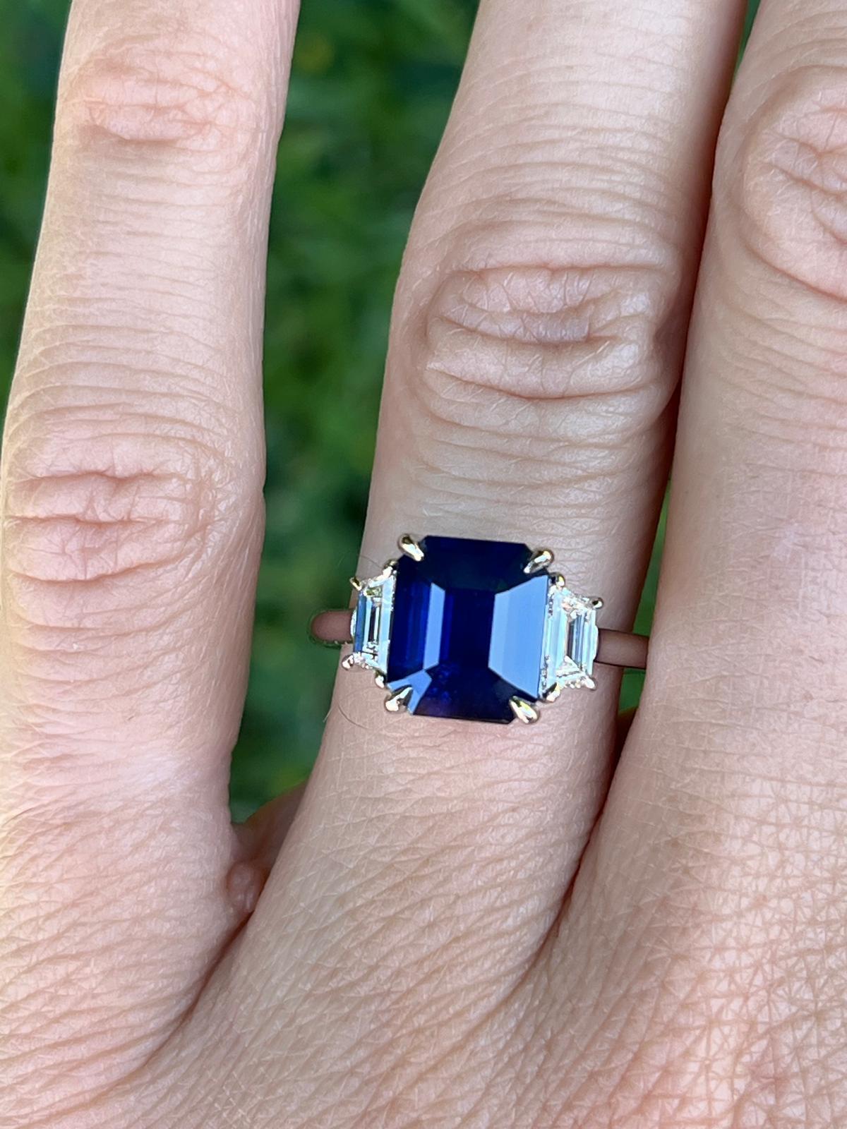 Anillo de compromiso de platino con zafiro azul de Ceilán y diamantes talla esmeralda de 3,54 qt Corte esmeralda en venta