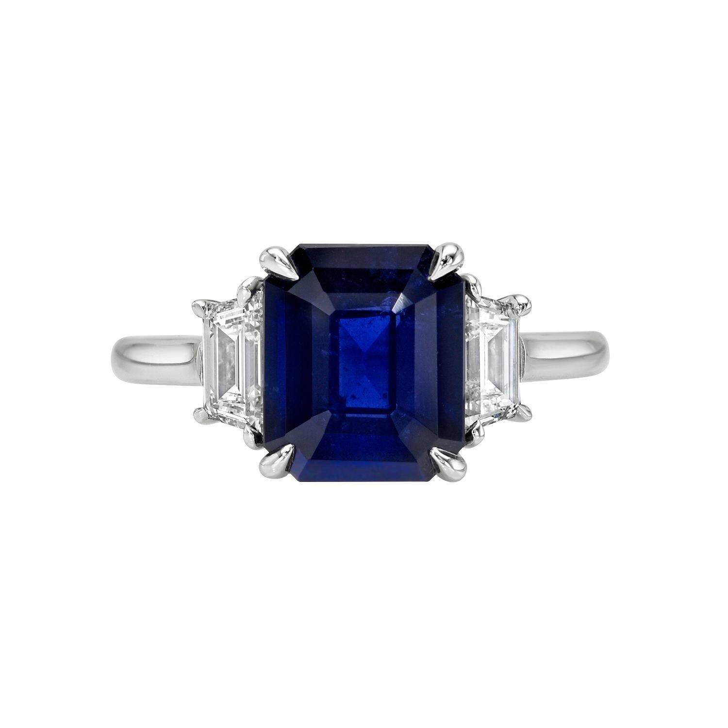 De las mujeres Anillo de compromiso de platino con zafiro azul de Ceilán y diamantes talla esmeralda de 3,54 qt en venta
