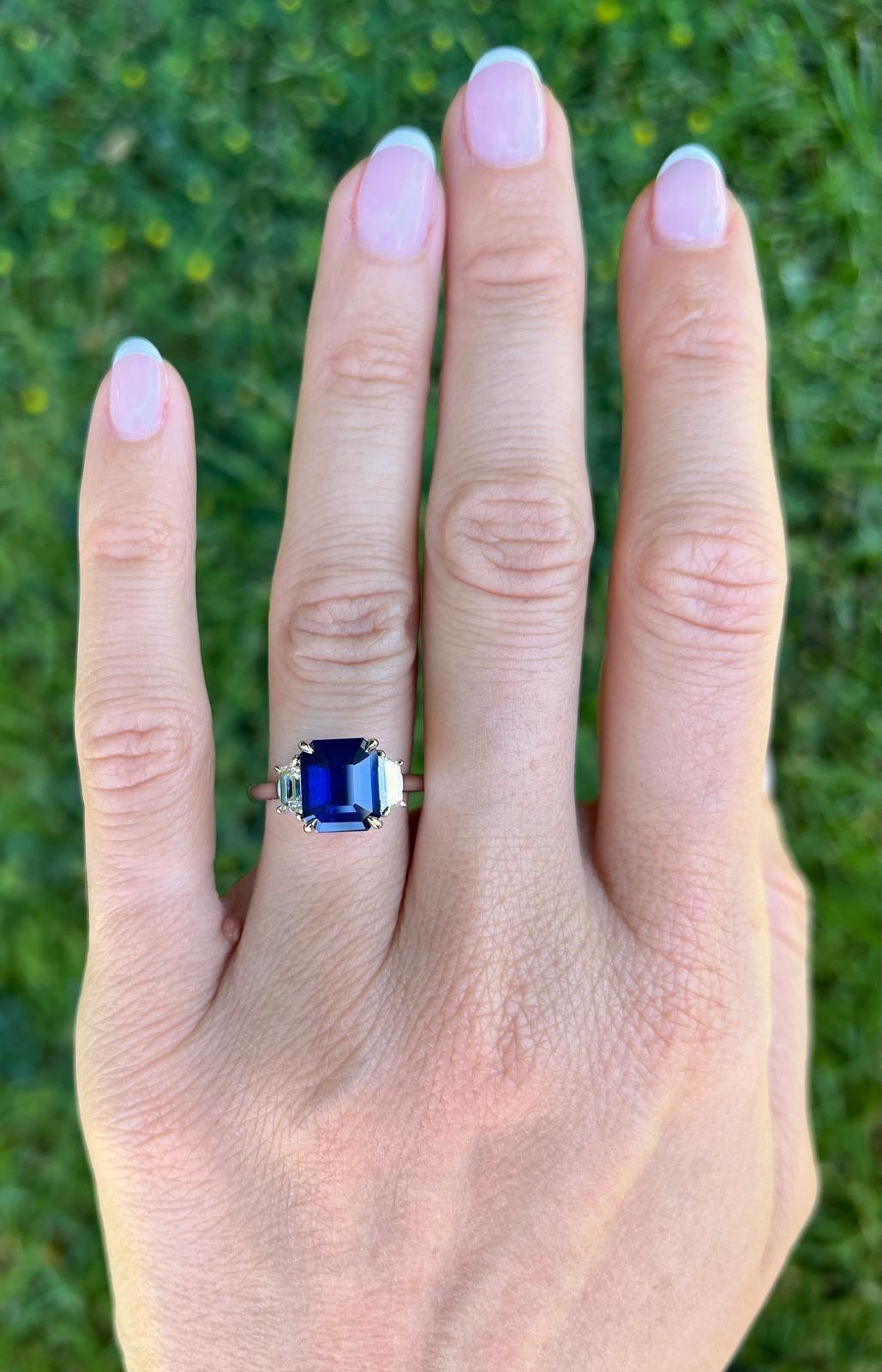 De las mujeres Anillo de compromiso de platino con zafiro azul de Ceilán y diamantes talla esmeralda de 3,54 qt en venta