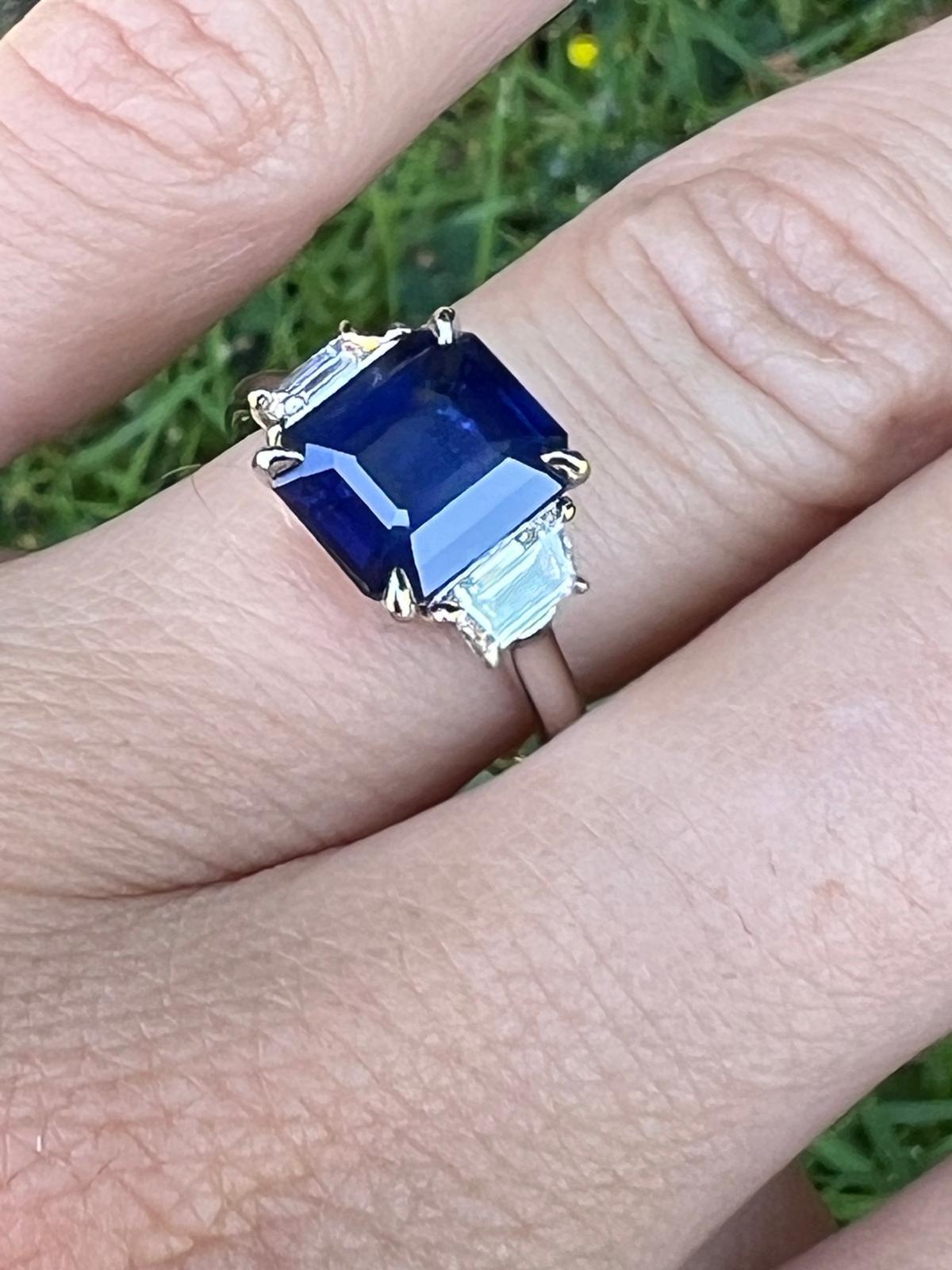 Anillo de compromiso de platino con zafiro azul de Ceilán y diamantes talla esmeralda de 3,54 qt en venta 1