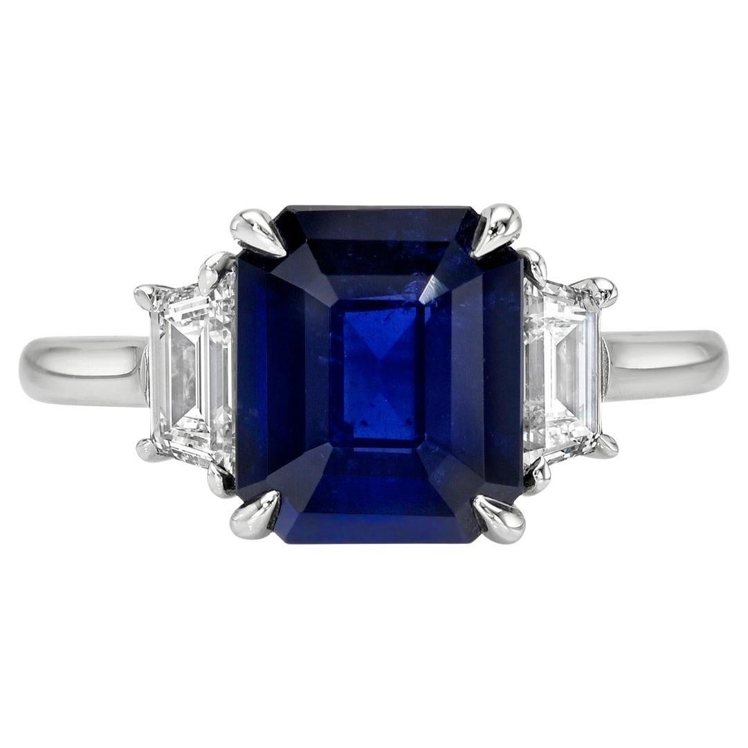 Anello di fidanzamento in platino con zaffiro blu di Ceylon e diamante da 3,54 carati con taglio smeraldo