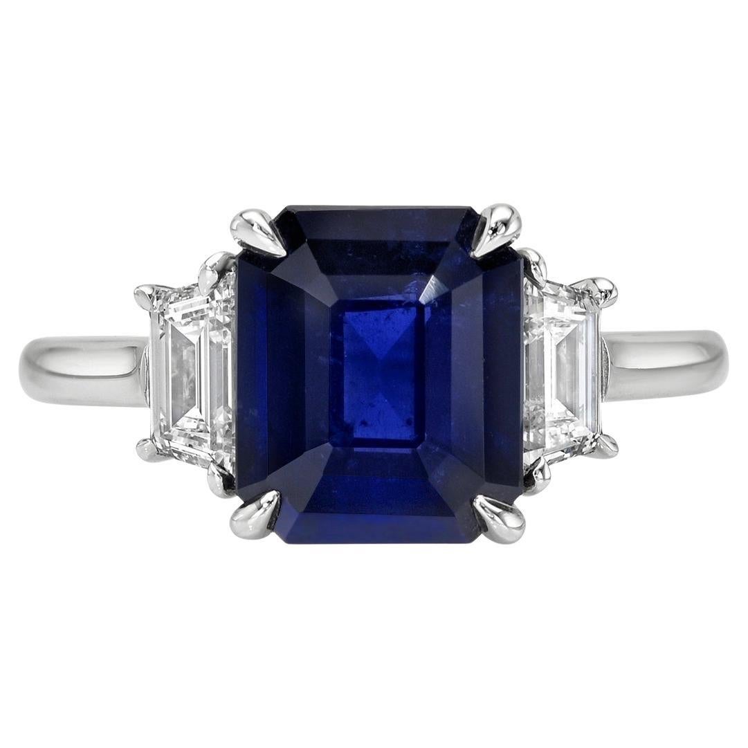 Anello di fidanzamento in platino con zaffiro blu di Ceylon e diamante da 3,54 carati con taglio smeraldo