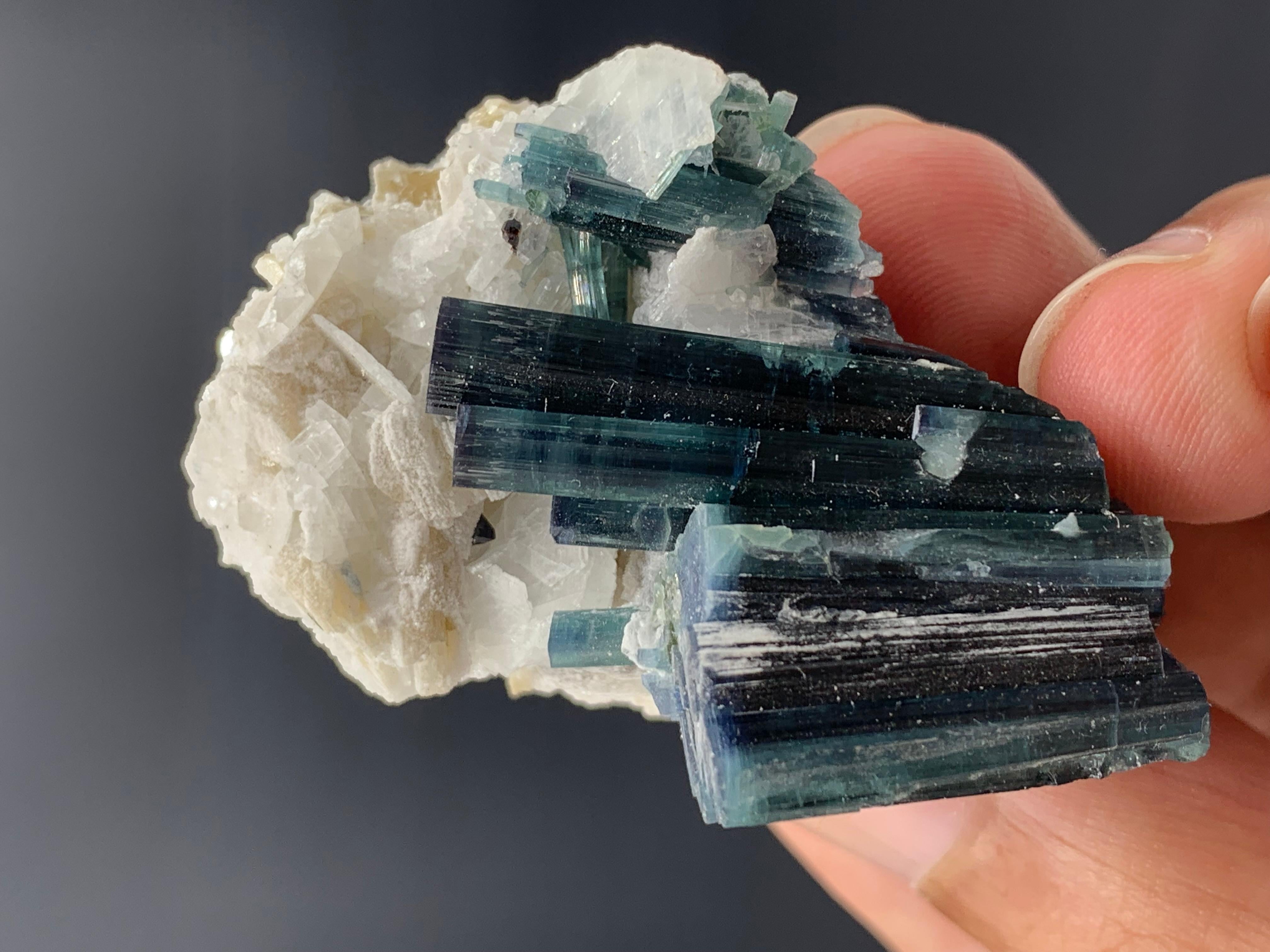 35,45 Superbe spécimen de tourmaline bleue indicolite provenant de Kunar, Afghanistan 
Poids : 35,45 grammes
Dimensions : 4,6 x 3,6 x 2,8 cm 
Origine : Kunar, Afghanistan 

La tourmaline est un groupe minéral de silicate cristallin dans lequel le