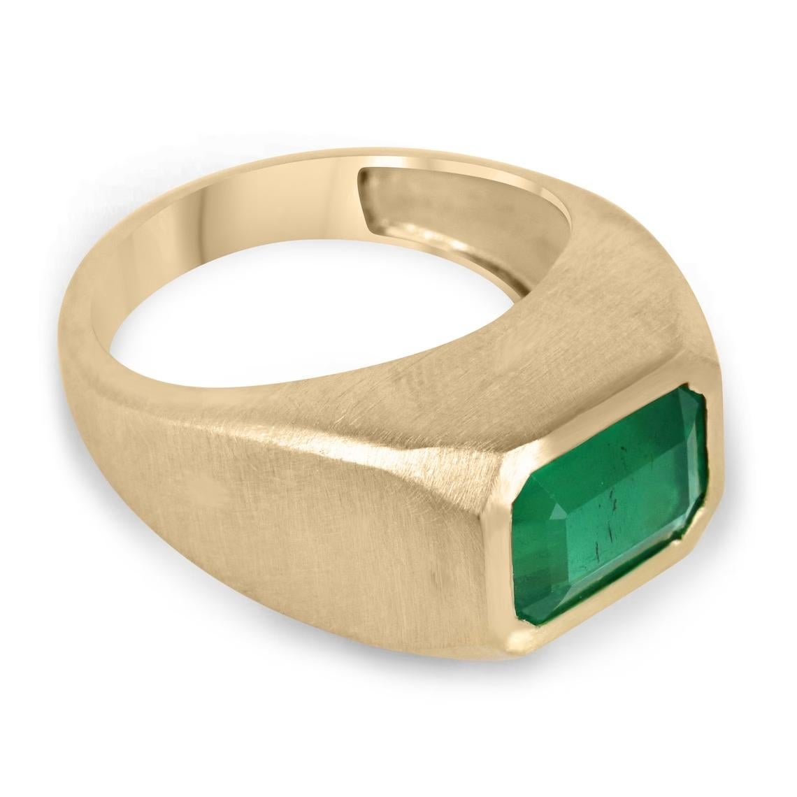 Se muestra un impresionante anillo de bisel gitano con esmeralda de Zambia, de Este a Oeste, en oro amarillo de 18 quilates. Este precioso anillo solitario del tamaño de una declaración lleva una esmeralda de 3,54 quilates, extraída éticamente, en