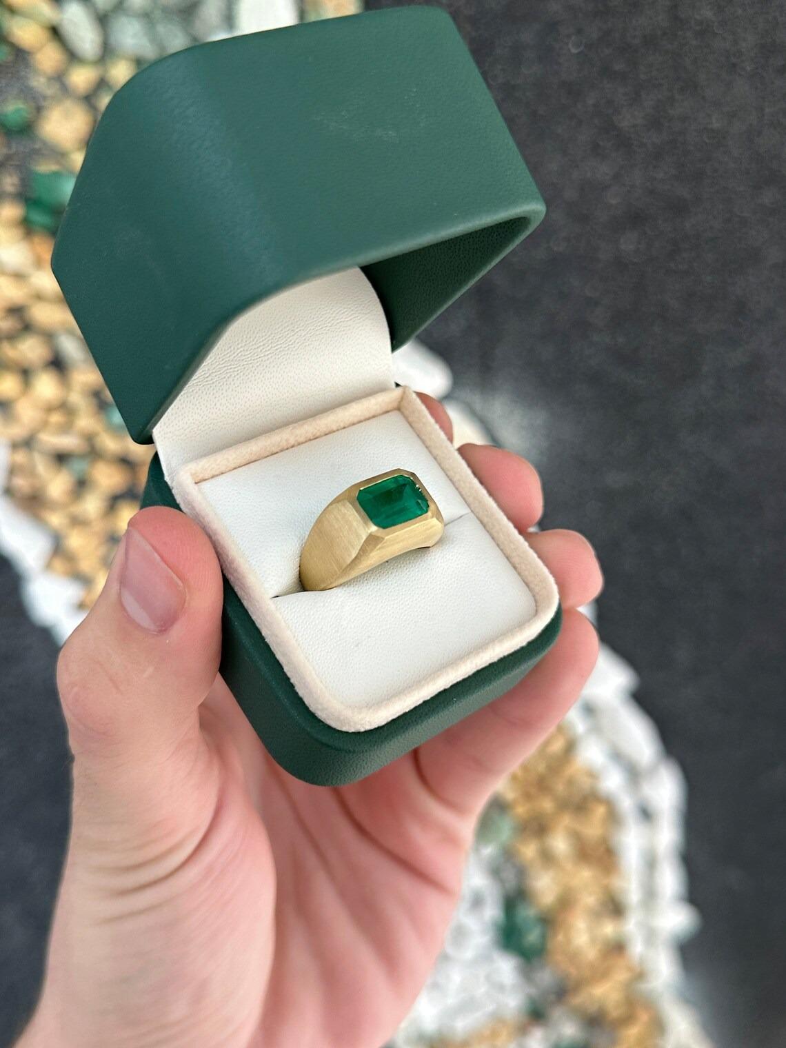 3.54ct 18K Esmeralda Corte Solitario Horizontal Anillo de Oro Gitano Satinado para Hombre en Nuevo estado para la venta en Jupiter, FL