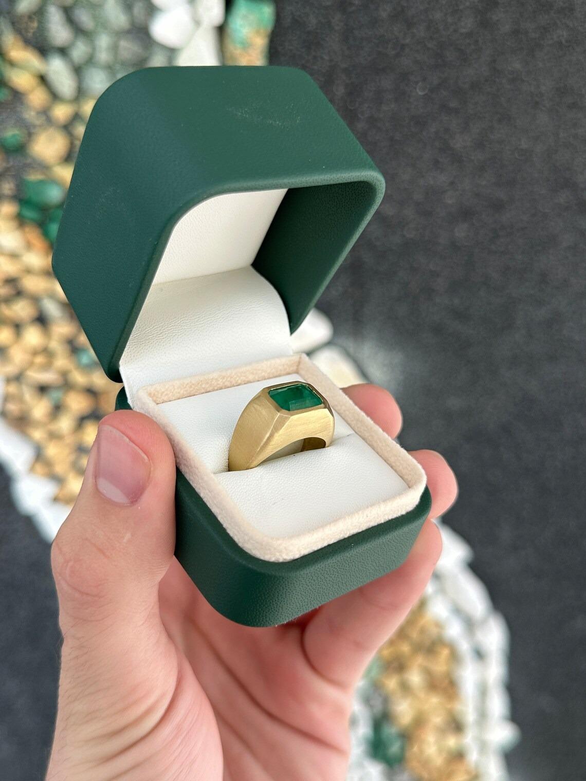 De los hombres 3.54ct 18K Esmeralda Corte Solitario Horizontal Anillo de Oro Gitano Satinado para Hombre en venta