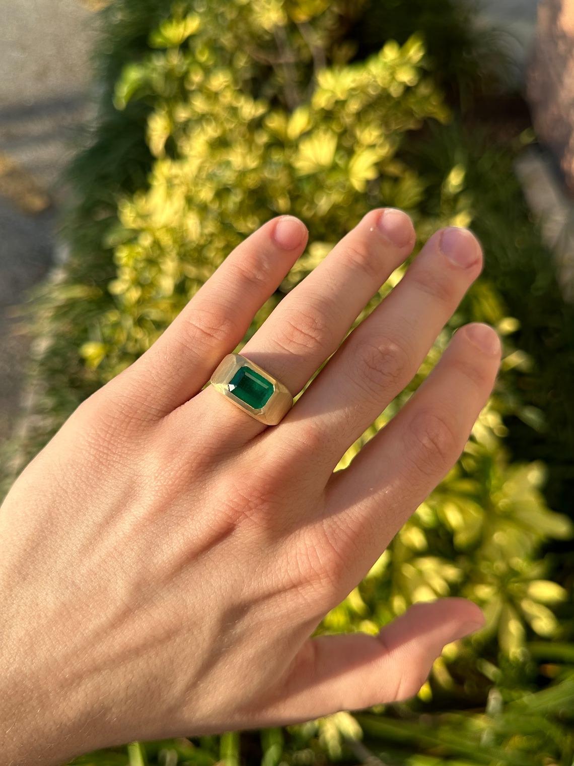 3.54ct 18K Esmeralda Corte Solitario Horizontal Anillo de Oro Gitano Satinado para Hombre en venta 1