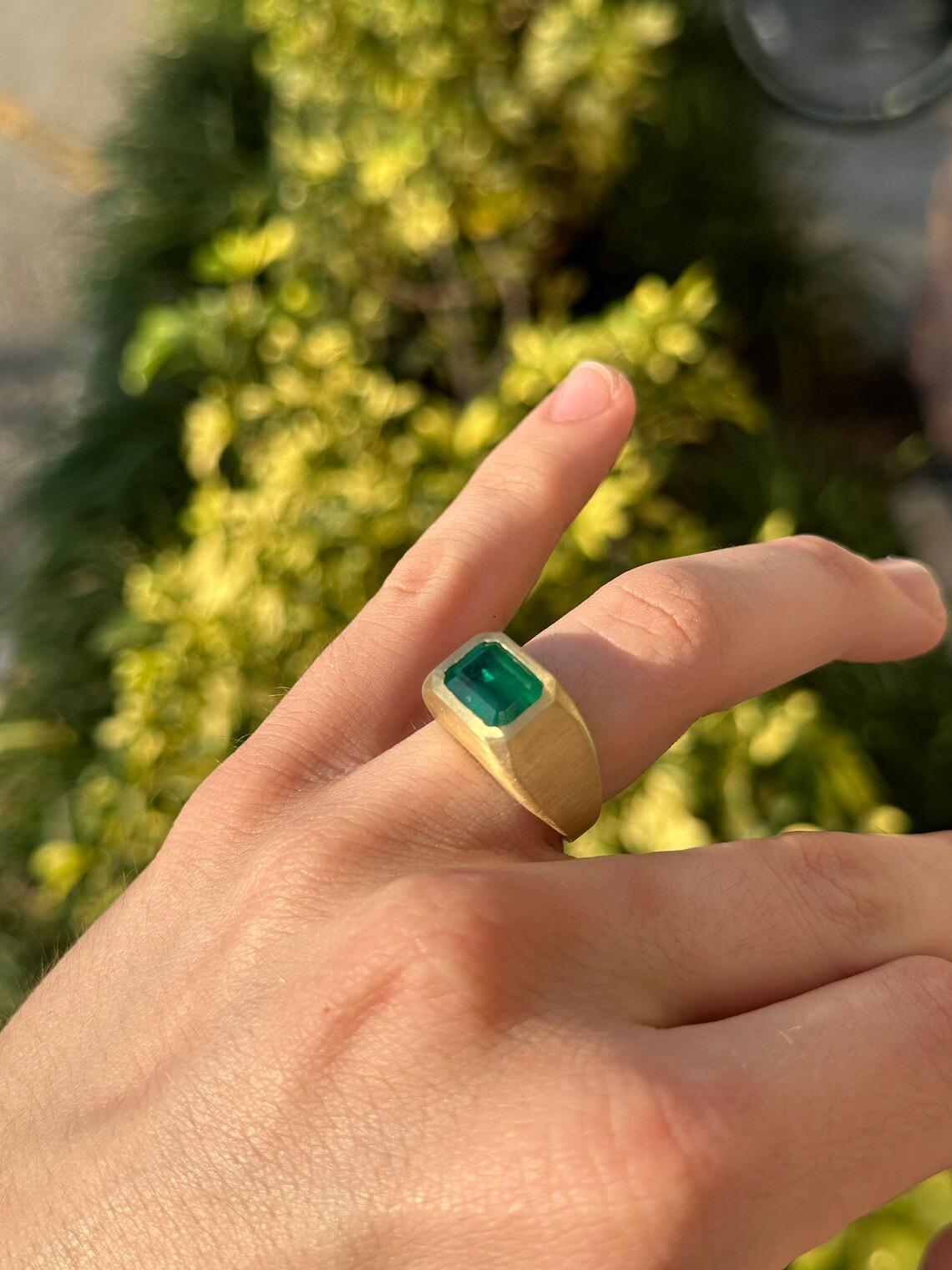 3.54ct 18K Esmeralda Corte Solitario Horizontal Anillo de Oro Gitano Satinado para Hombre en venta 2