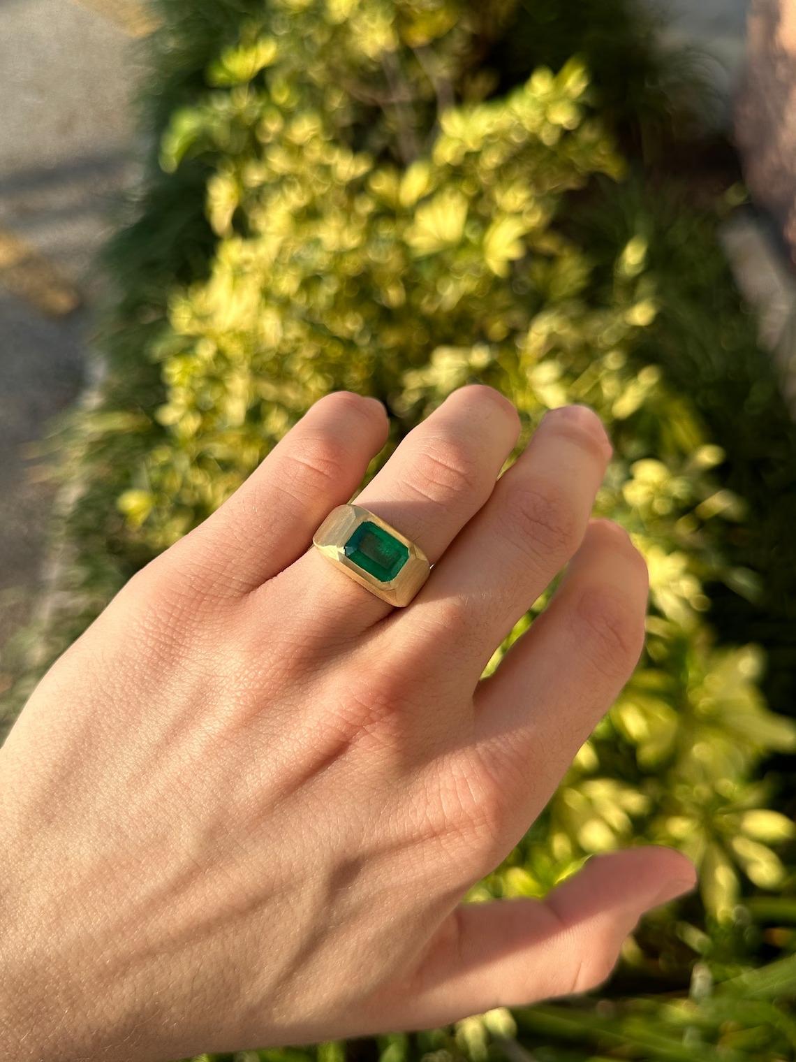 3.54ct 18K Esmeralda Corte Solitario Horizontal Anillo de Oro Gitano Satinado para Hombre en venta 3