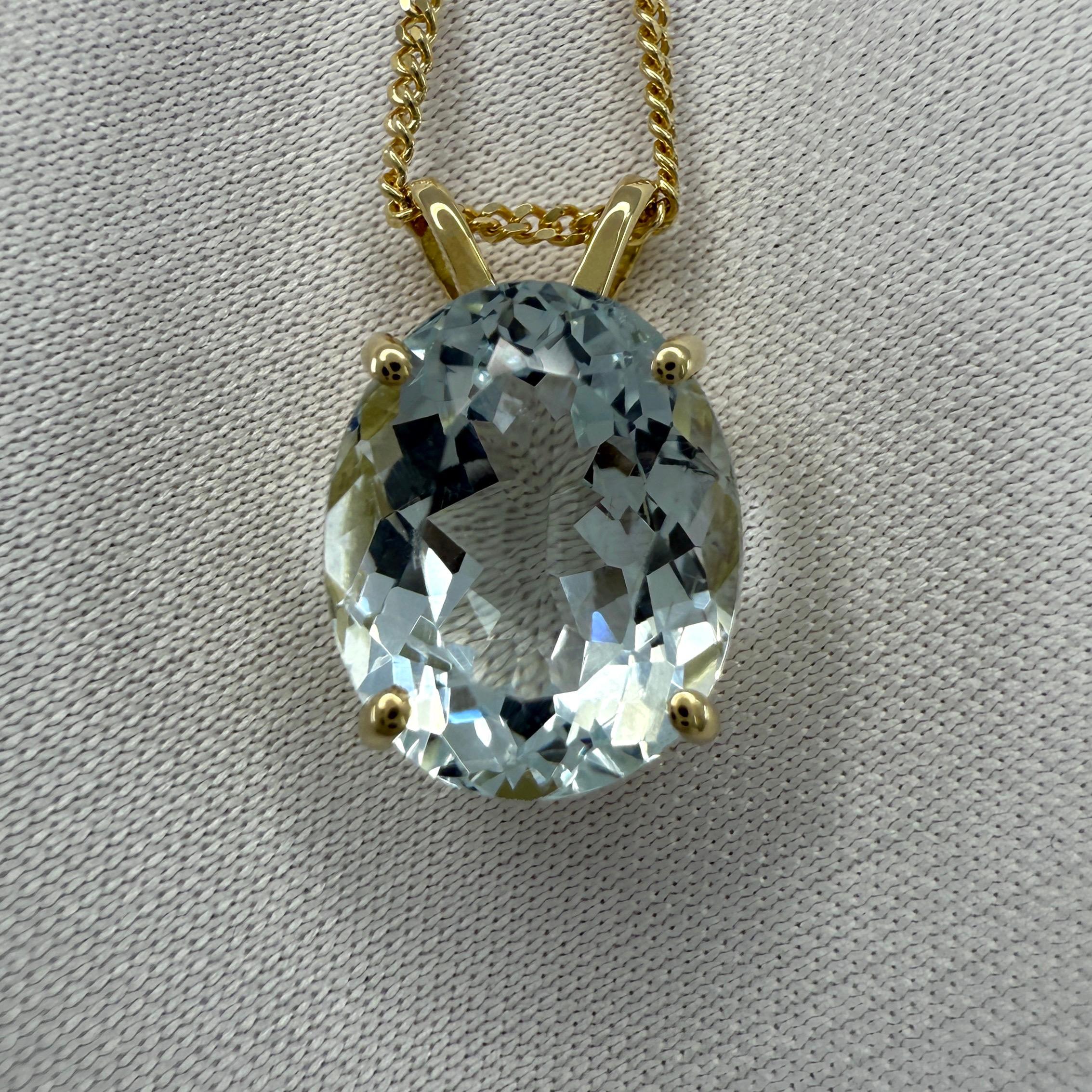 Collar colgante de aguamarina natural de corte ovalado azul claro.

Aguamarina de 3,54 quilates de un impresionante color azul claro engastada en un fino colgante solitario de oro amarillo de 18 quilates.

La aguamarina tiene una talla oval