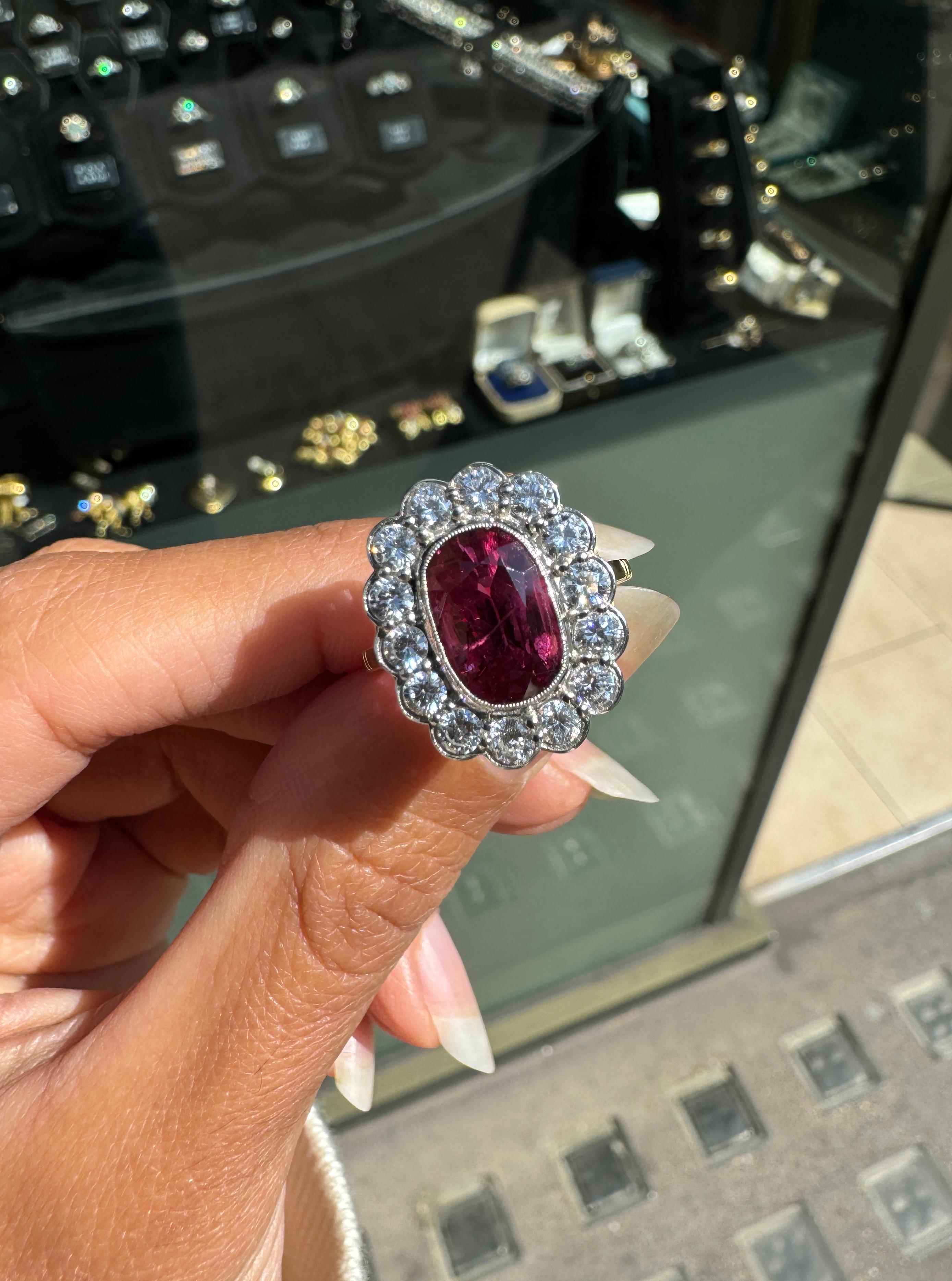 Anillo en racimo de coronas de oro de 18 quilates con halo de diamantes y rubí natural ovalado sin calentar de 3,54 ct en venta 5