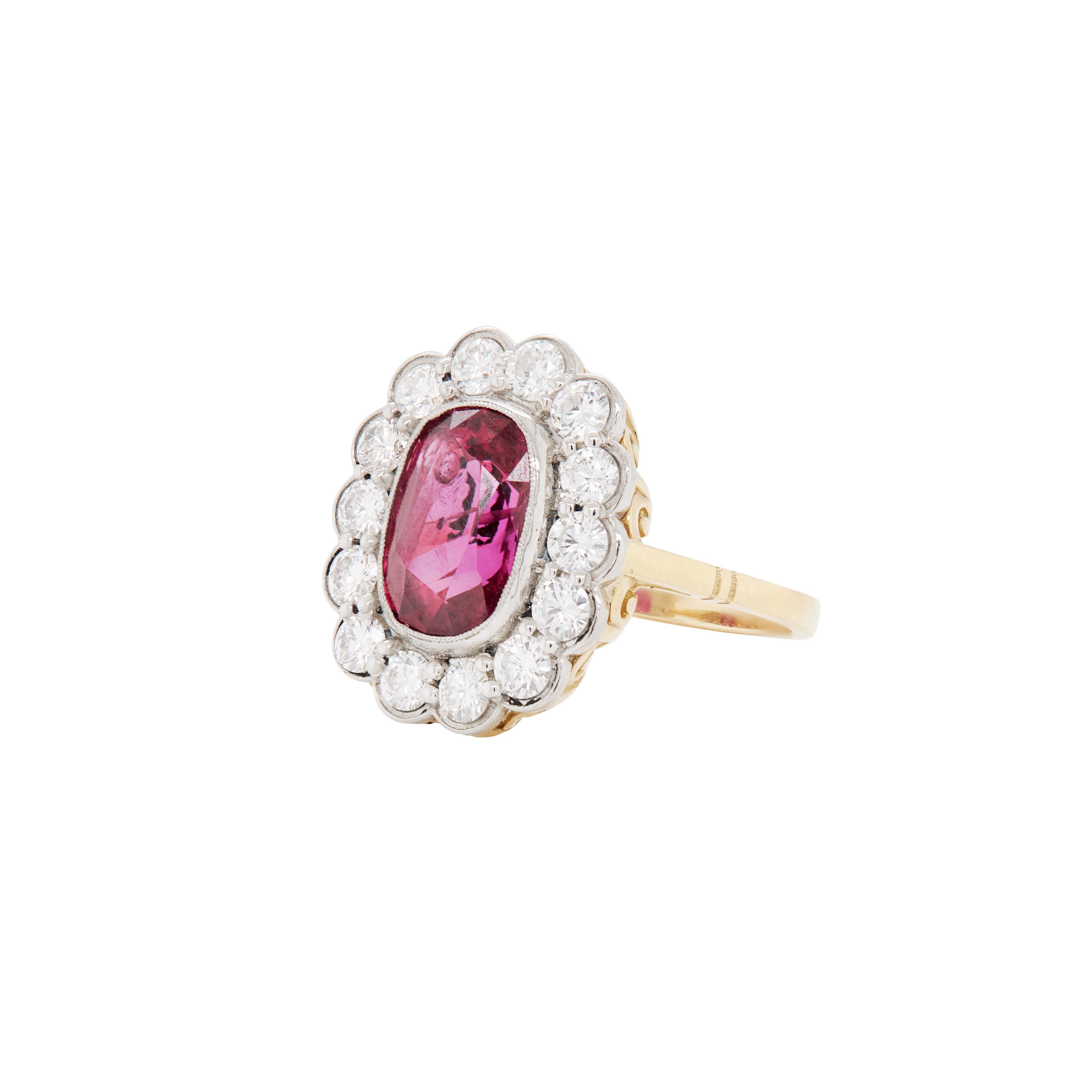 Anillo en racimo de coronas de oro de 18 quilates con halo de diamantes y rubí natural ovalado sin calentar de 3,54 ct Corte oval en venta