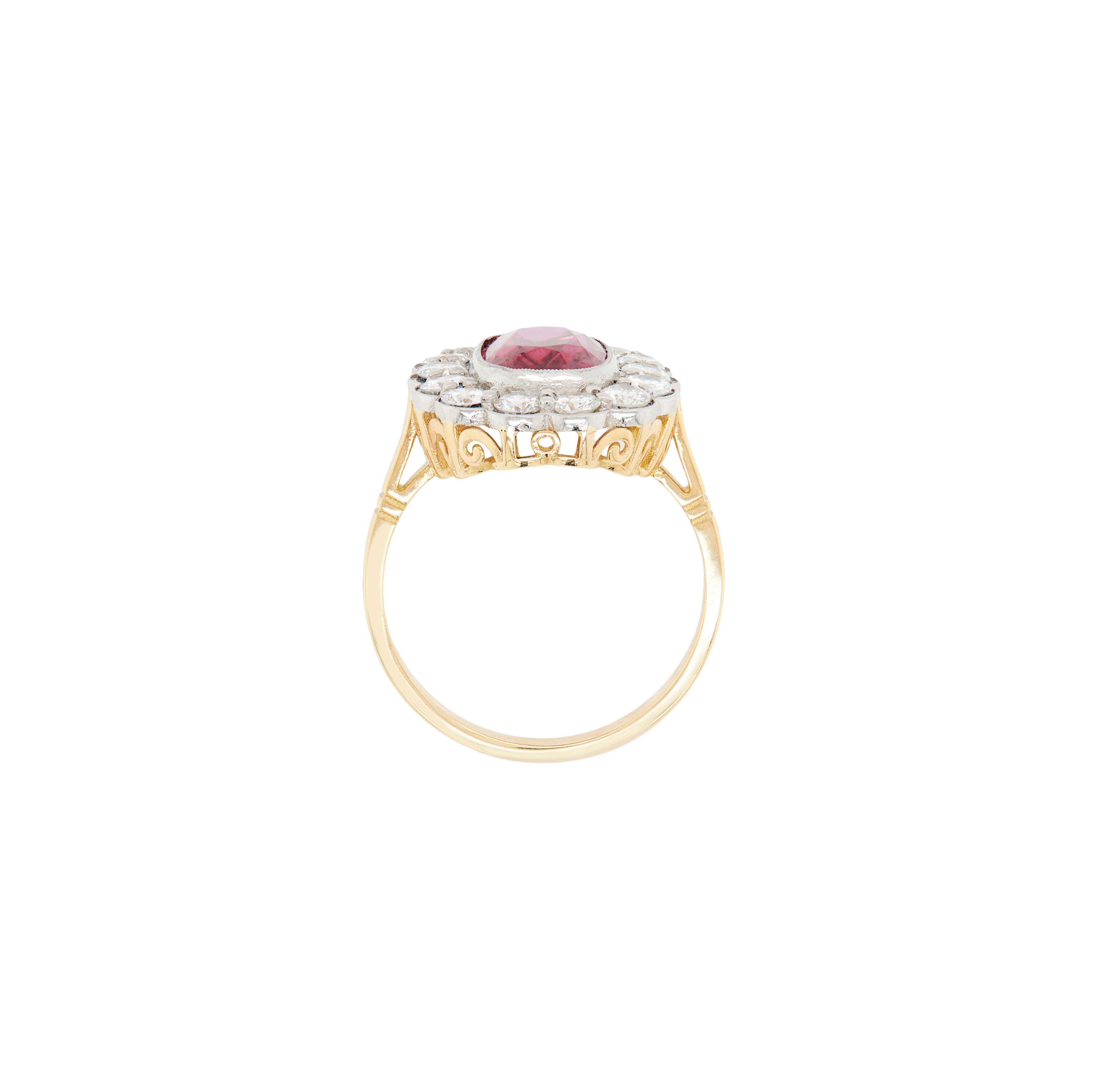 Anillo en racimo de coronas de oro de 18 quilates con halo de diamantes y rubí natural ovalado sin calentar de 3,54 ct en Nuevo estado para la venta en London, GB