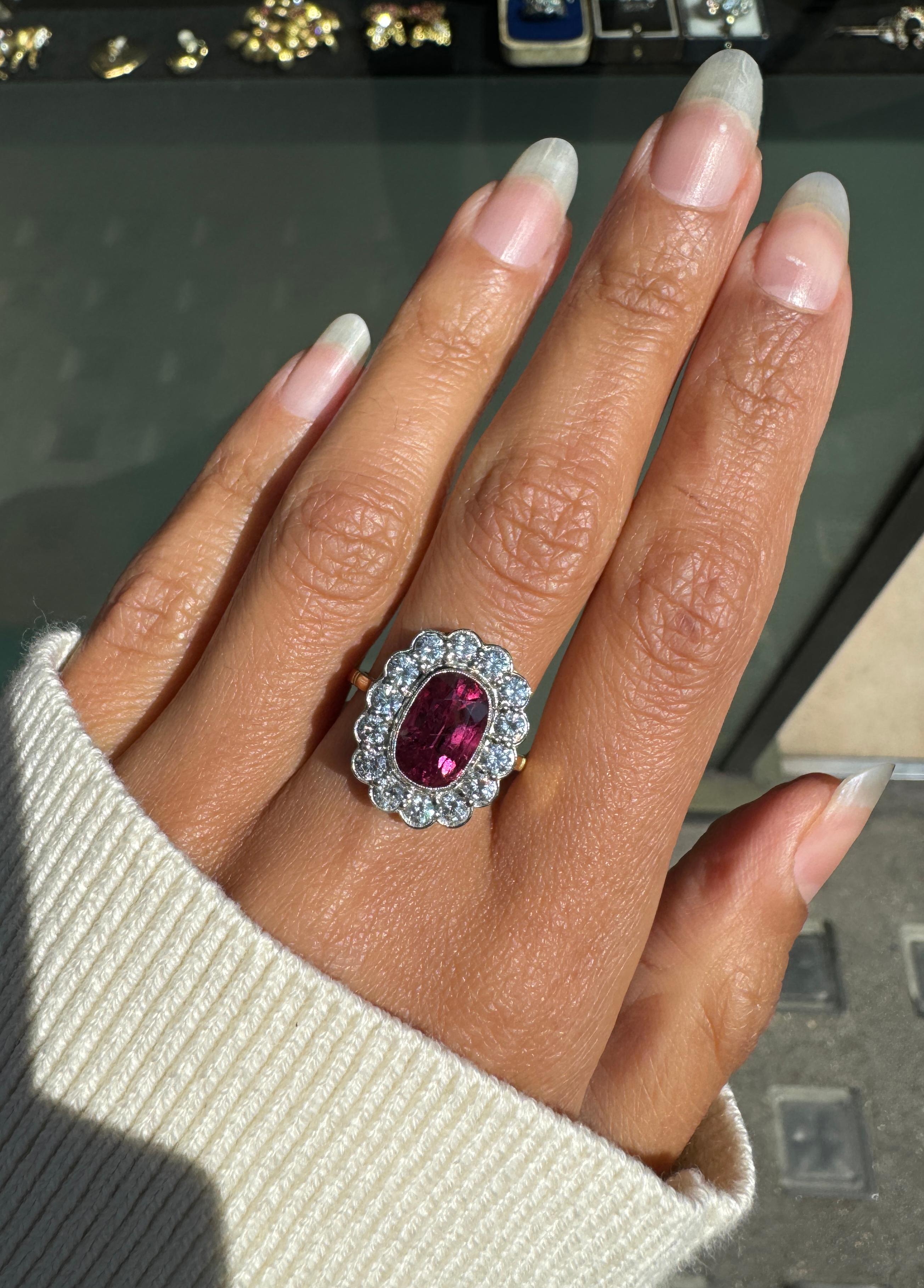 De las mujeres Anillo en racimo de coronas de oro de 18 quilates con halo de diamantes y rubí natural ovalado sin calentar de 3,54 ct en venta