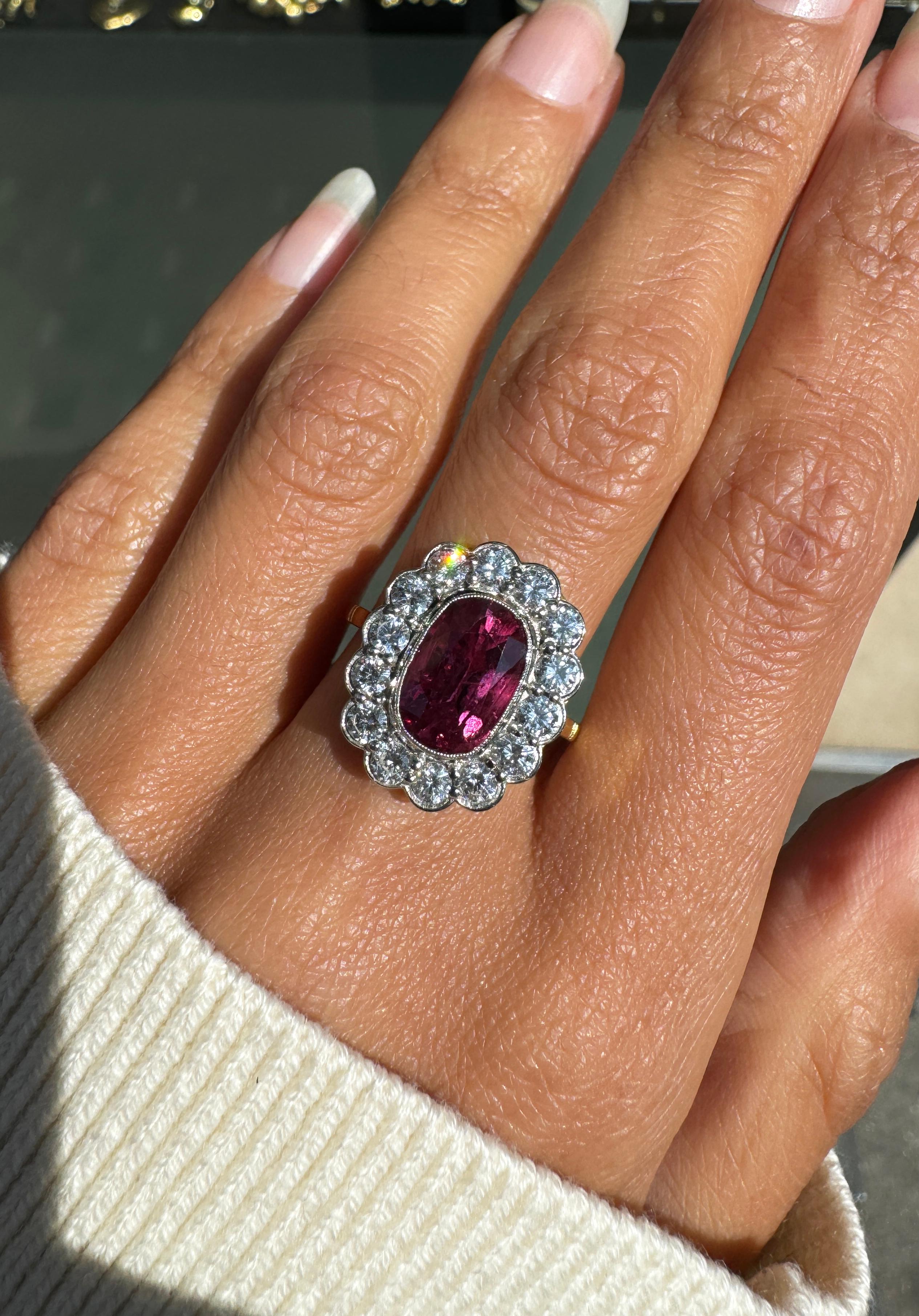 Anillo en racimo de coronas de oro de 18 quilates con halo de diamantes y rubí natural ovalado sin calentar de 3,54 ct en venta 1