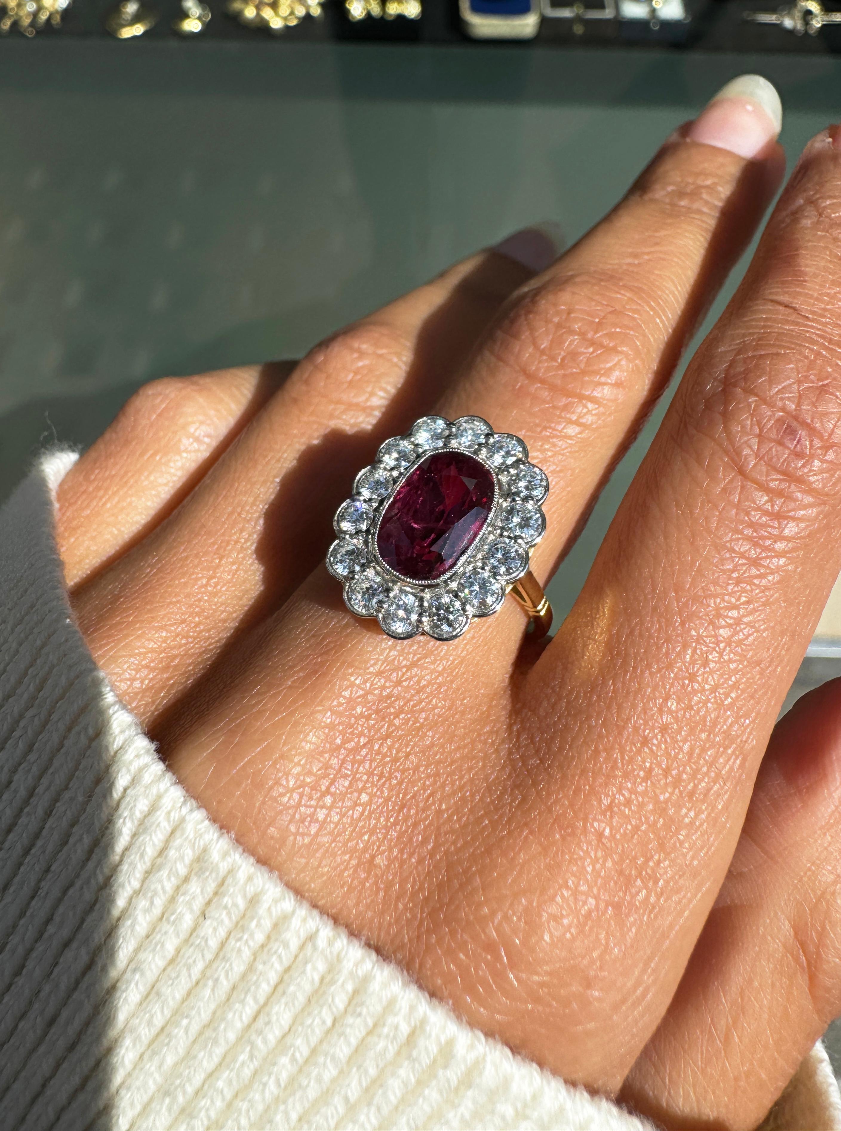 Anillo en racimo de coronas de oro de 18 quilates con halo de diamantes y rubí natural ovalado sin calentar de 3,54 ct en venta 2