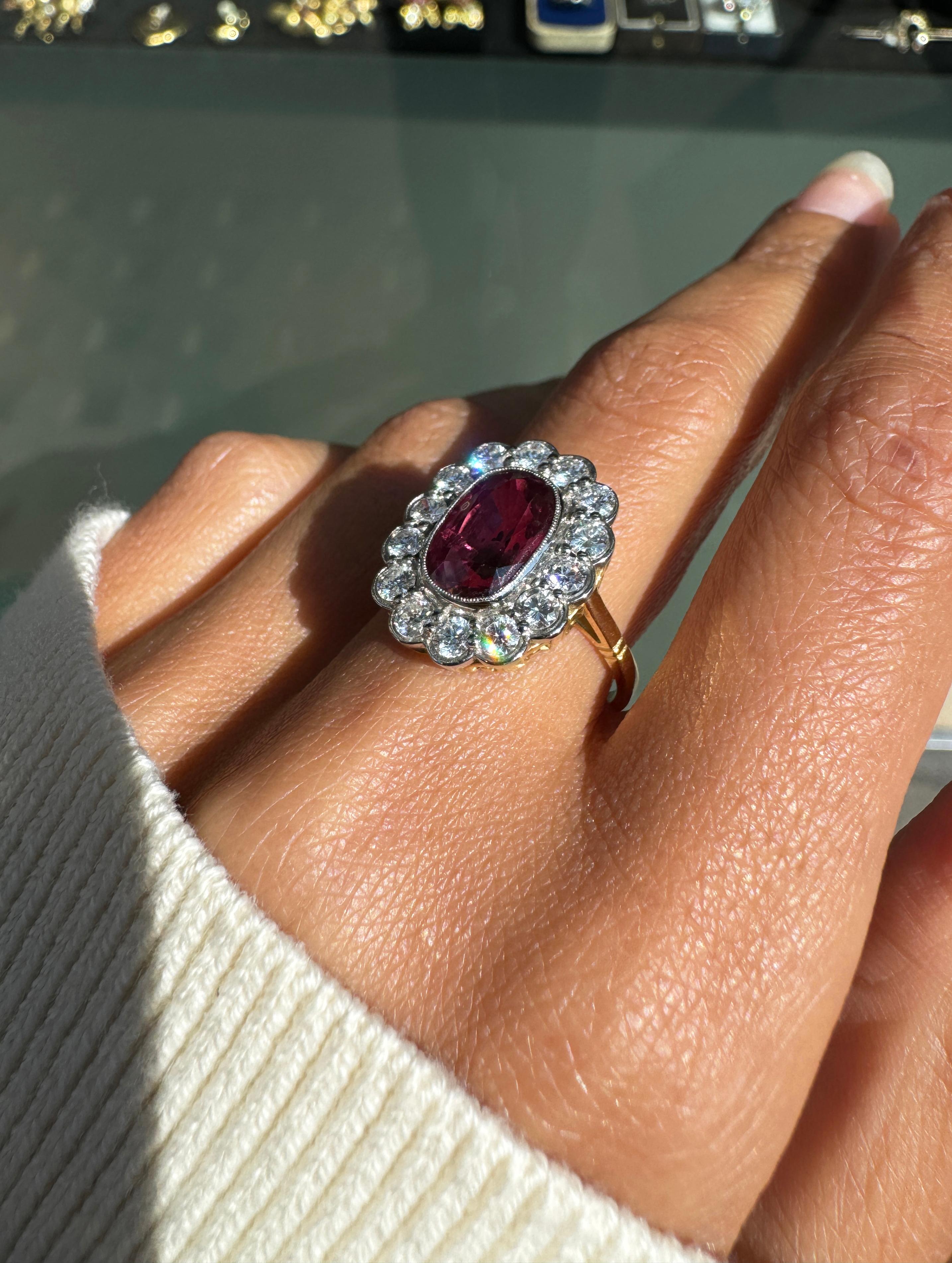 Anillo en racimo de coronas de oro de 18 quilates con halo de diamantes y rubí natural ovalado sin calentar de 3,54 ct en venta 3