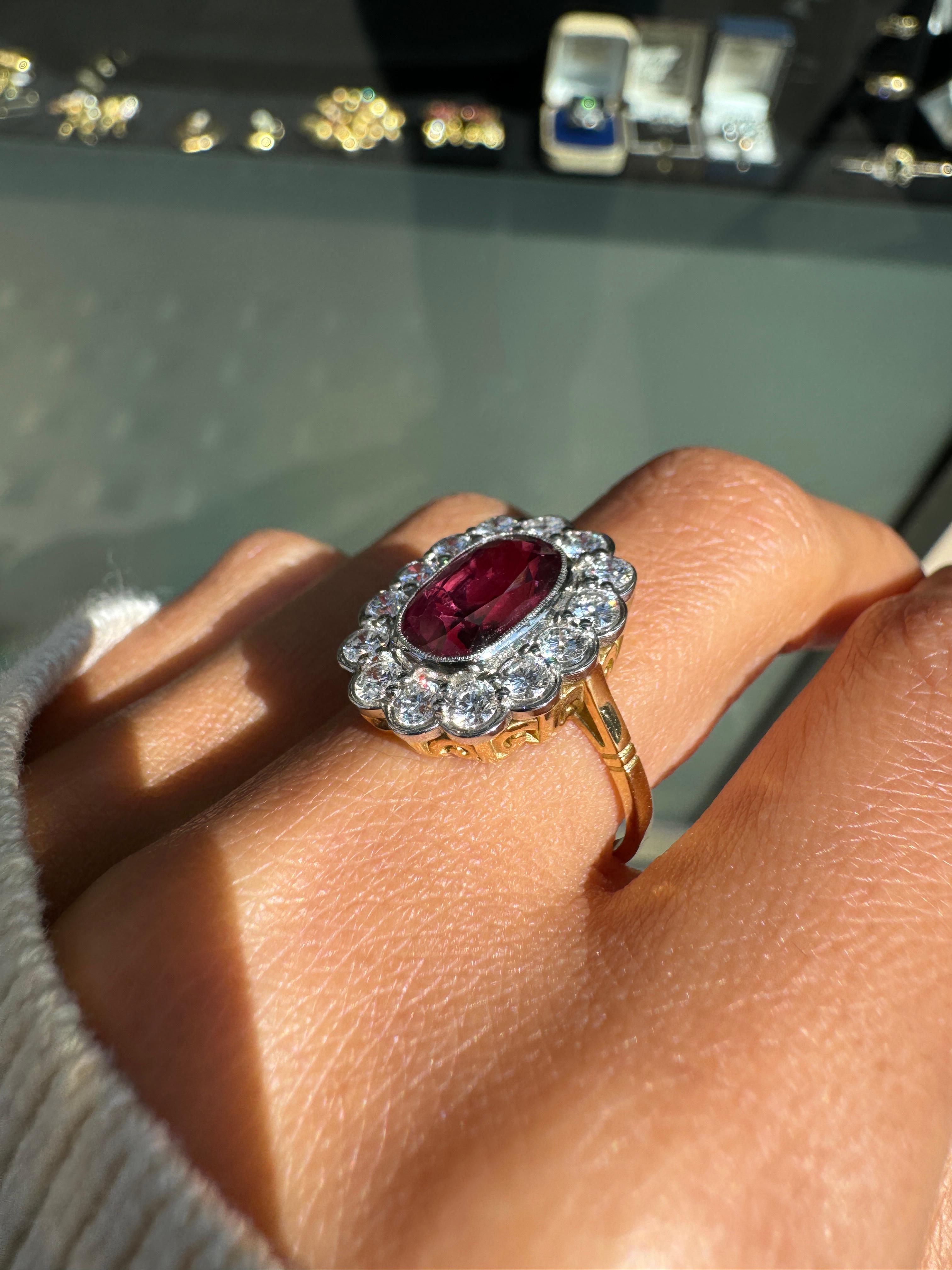 Anillo en racimo de coronas de oro de 18 quilates con halo de diamantes y rubí natural ovalado sin calentar de 3,54 ct en venta 4