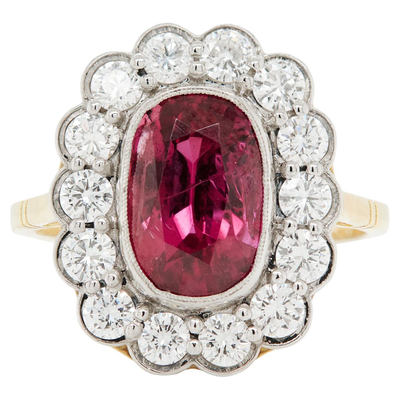 Anillo en racimo de coronas de oro de 18 quilates con halo de diamantes y rubí natural ovalado sin calentar de 3,54 ct