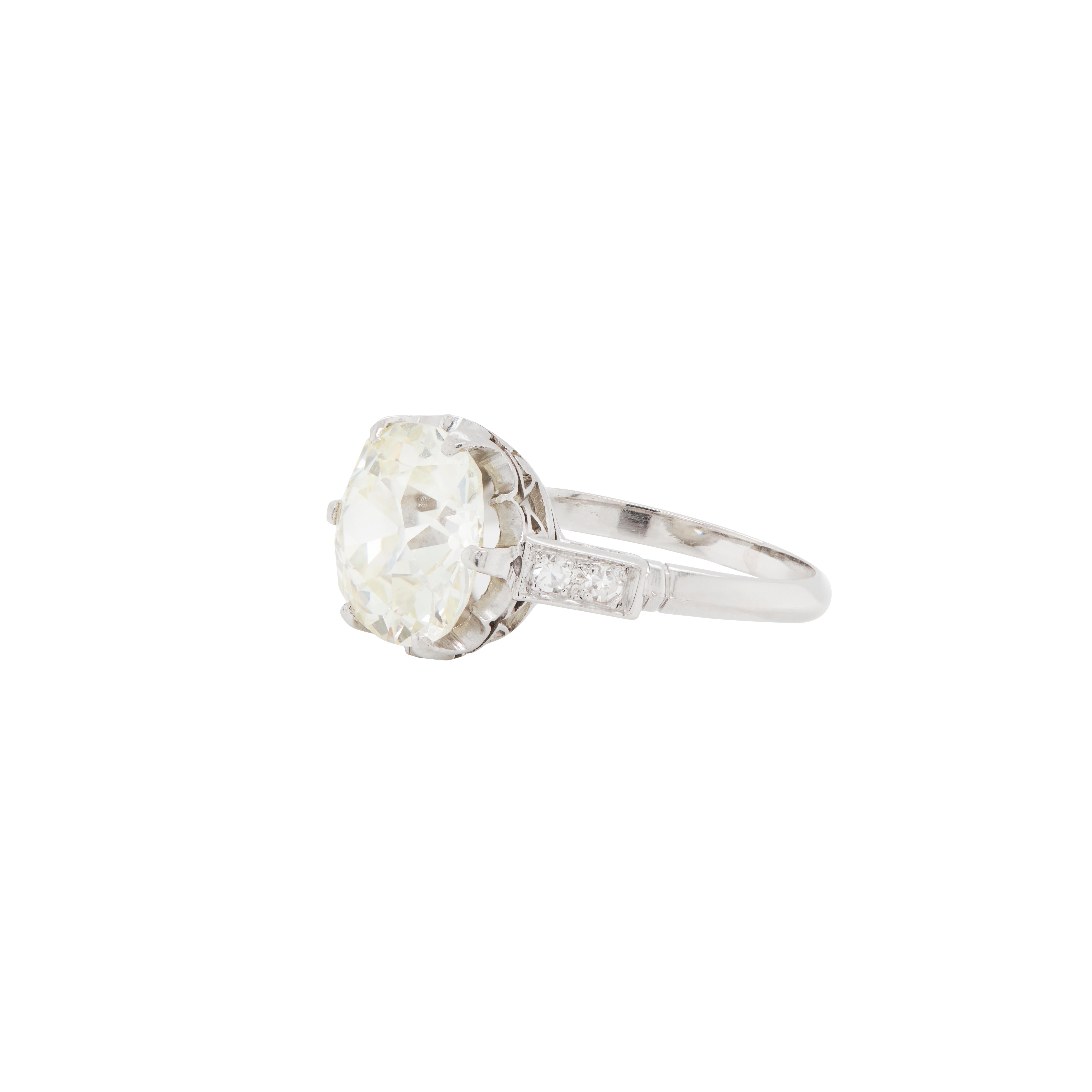 È impossibile non innamorarsi di questo anello di fidanzamento antico e mozzafiato: una scelta perfetta per una proposta di matrimonio romantica e indimenticabile.

Il cuore di questo squisito gioiello è costituito da un magnifico diamante taglio