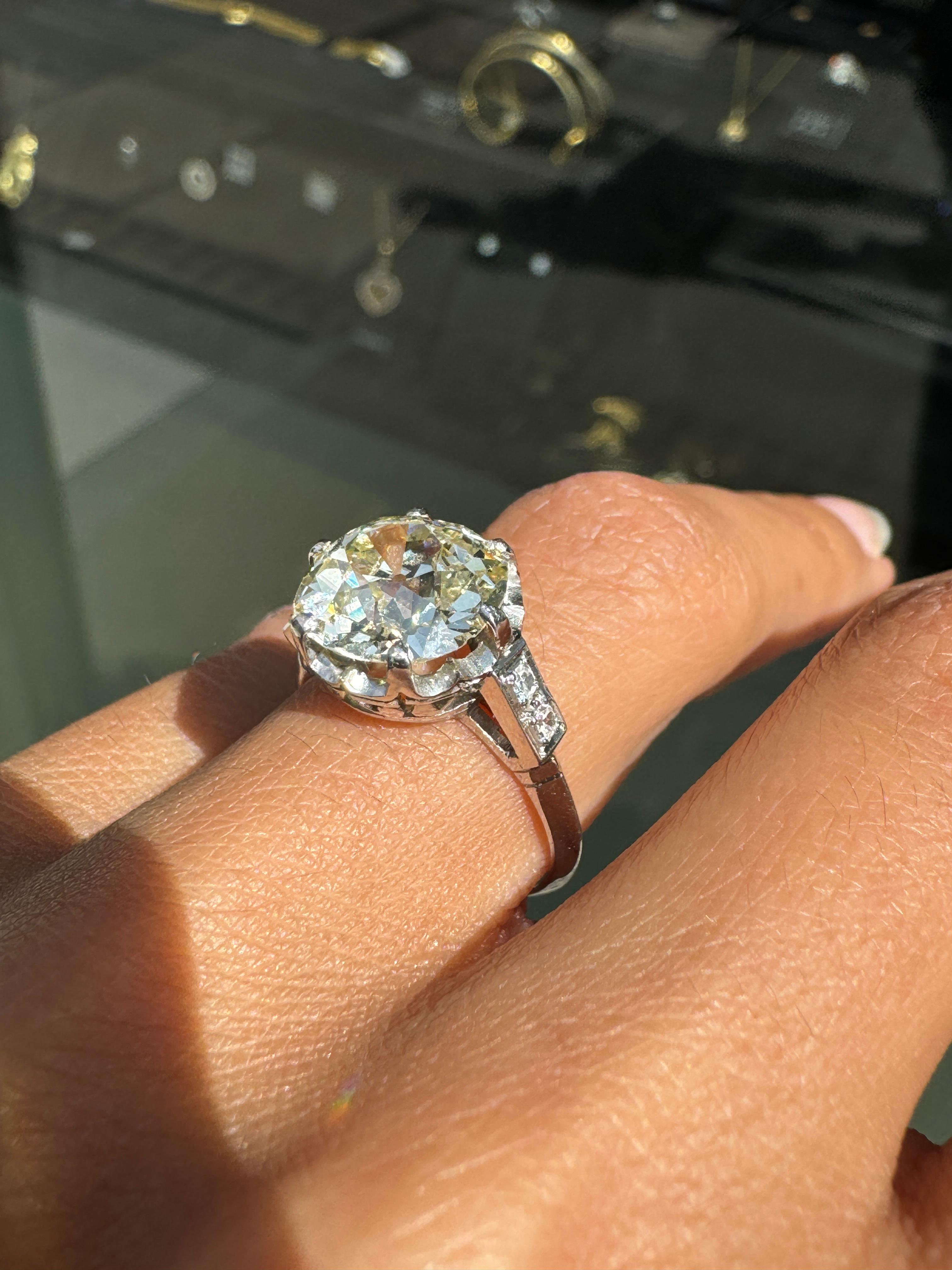 Anello di fidanzamento in platino edoardiano con diamante taglio Old Mine da 3,54 carati, circa 1910 in vendita 2