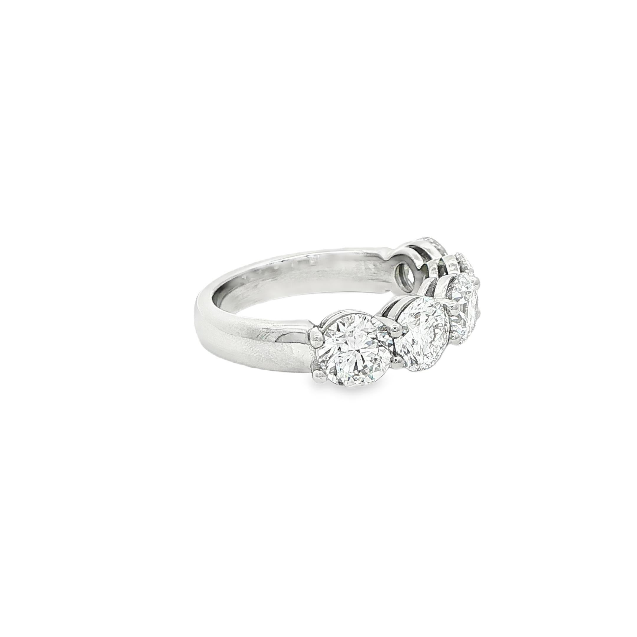 Taille ronde 3.54ctw. Bandeau en platine avec diamants ronds et brillants certifiés GIA en vente