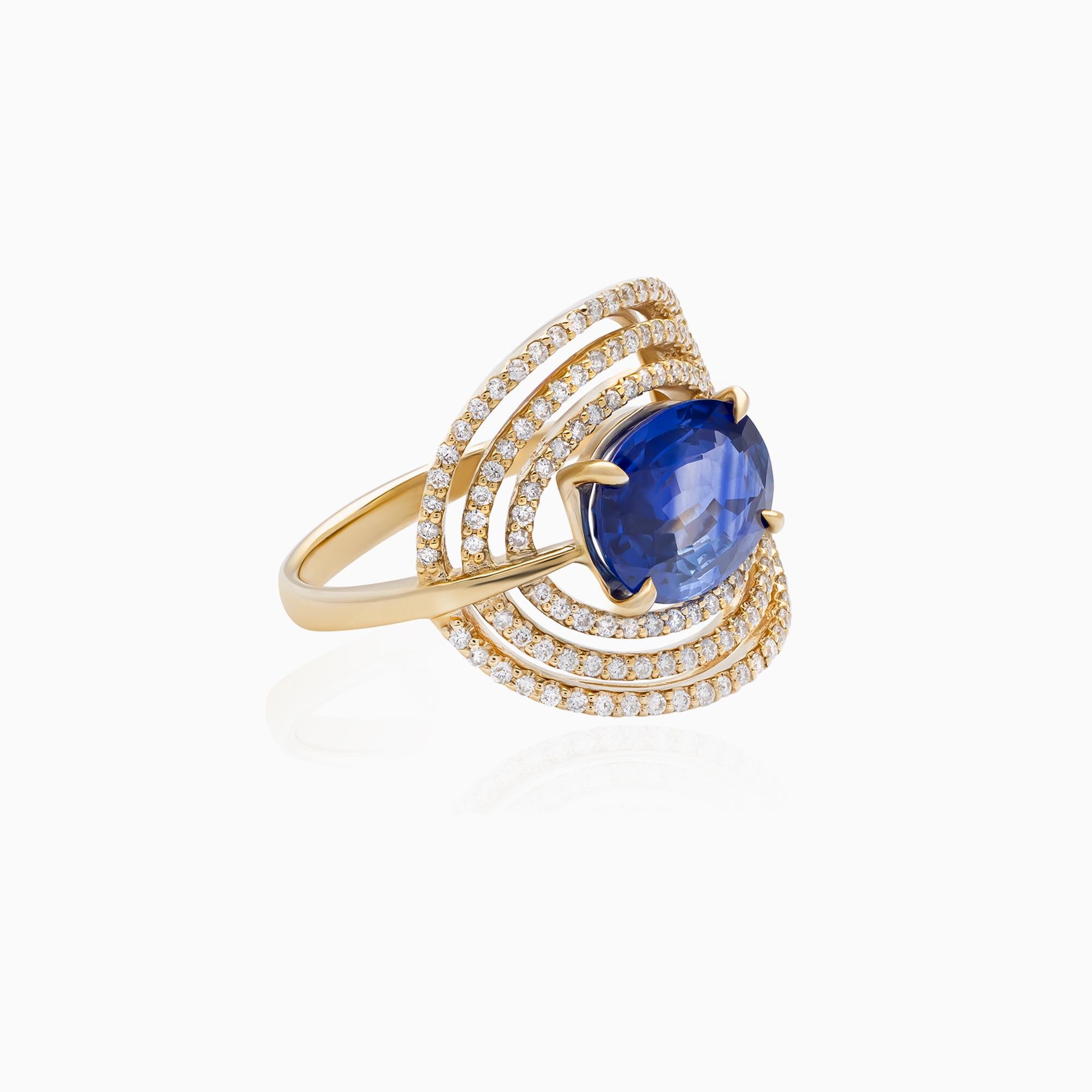 Bague saphir, 3,55 carats, bague diamant, 0,63 carats, or jaune 14K, design contemporain en spirale. Cette bague distinctive, réalisée en or jaune 14 carats, est ornée d'un saphir bleu naturel de taille ovale pesant environ 3,55 carats. La pierre