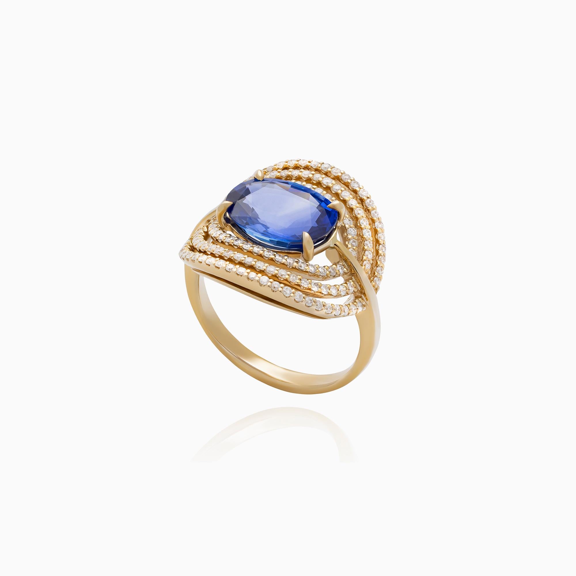 Taille ovale Bague en or jaune 14K avec saphir bleu de 3,55 carats et diamant de 0,63 carat en vente
