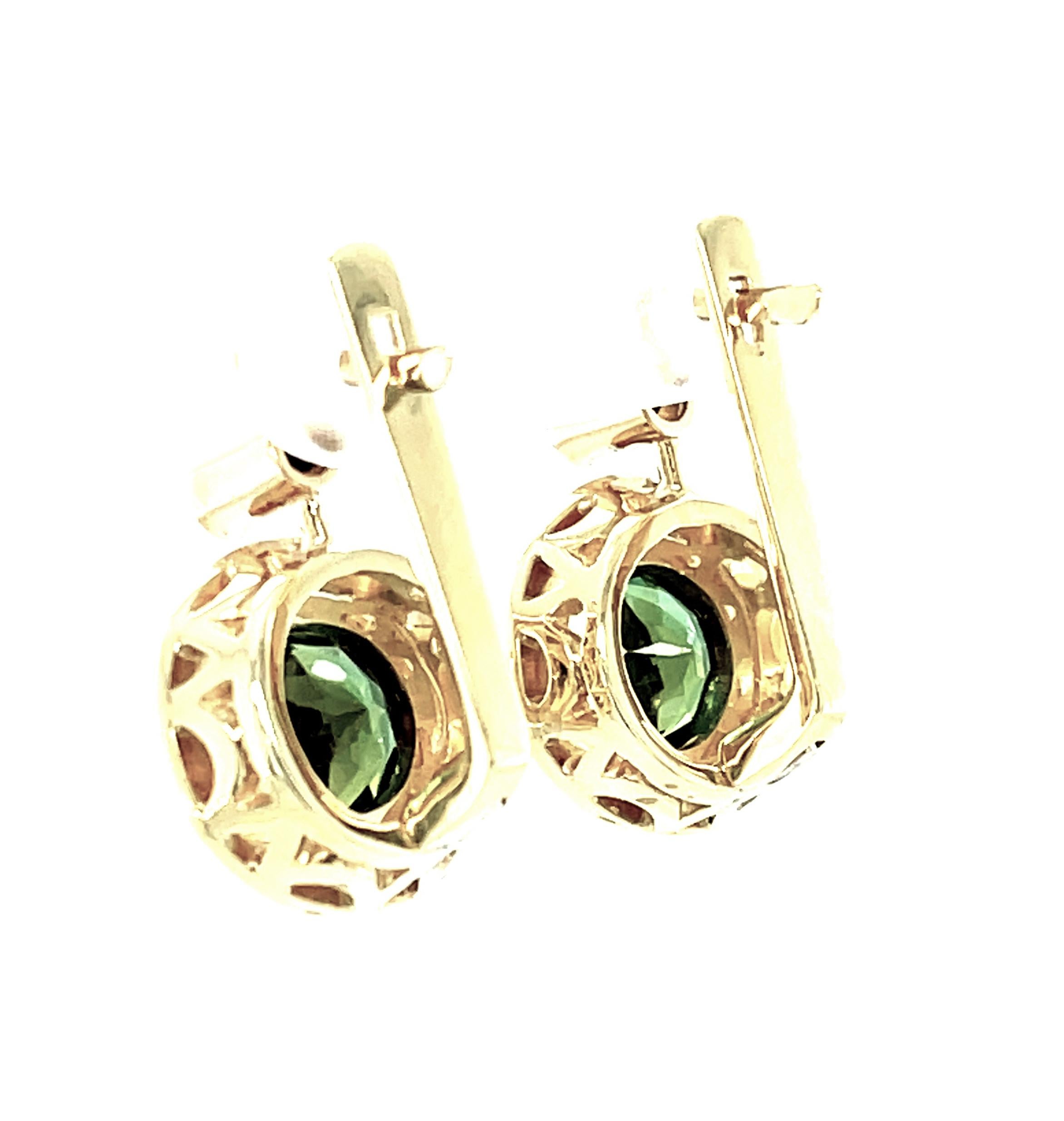 3.55 Carat Total Green Tourmaline and Diamond Drop Earrings in Yellow Gold For Sale 1