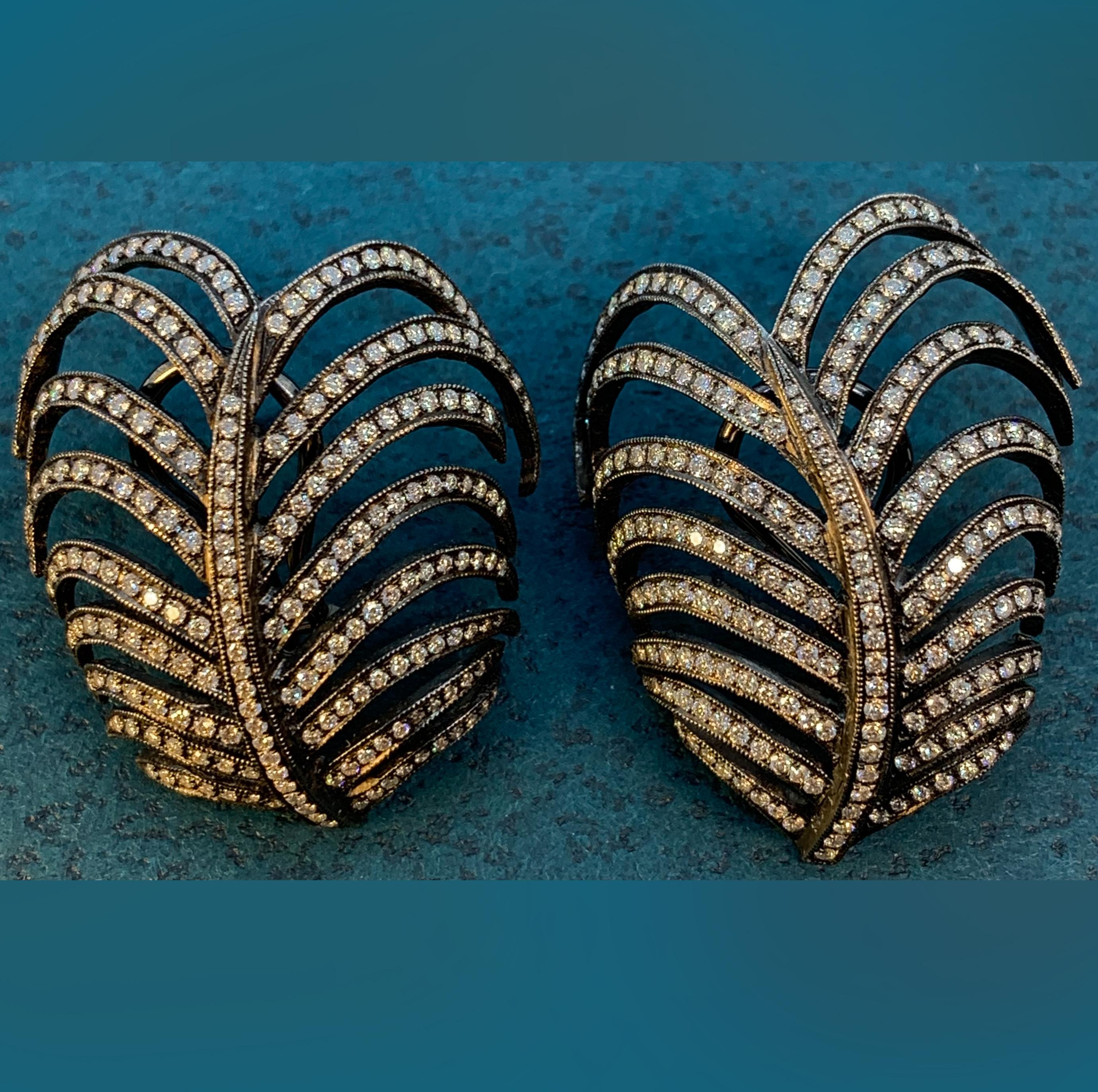 Questi orecchini unici, meticolosamente incastonati a mano, si ispirano alle graziose fronde delle palme kentia australiane.  Il designer, Eytan Brandes, ha deciso consapevolmente di fondere gli orecchini in due stampi in modo che, invece di essere