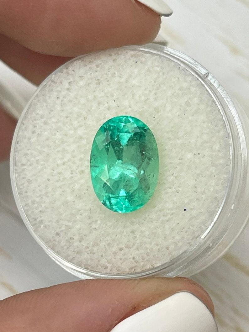 Stein: Smaragd
Gewicht: 3,55 Karat
Form: Ovaler Schliff
Klarheit: Transparent
Lüster: Sehr gut
Farbe: Bläuliches Hellgrün
Abmessungen: 11,40 mm x 8,12 mm x 6,82 mm
Geografische Herkunft: Kolumbien
Behandlung: Natürlich, Ölen

Anmerkungen: Aufgrund