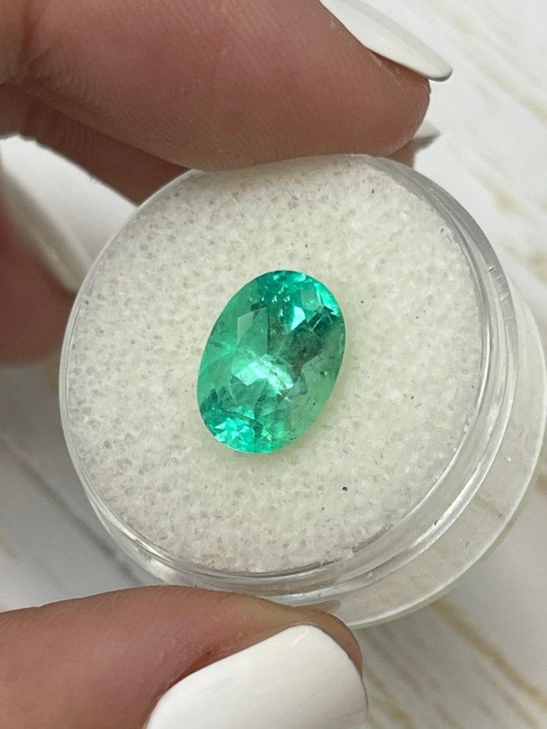 3,55 Karat hellbläulich grüner kolumbianischer Smaragd im Ovalschliff - Mai-Geburtsstein Edelstein (Moderne) im Angebot