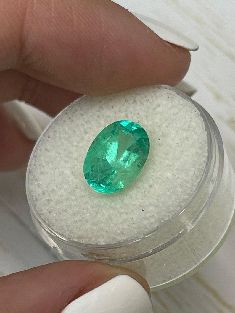 3,55 Karat hellbläulich grüner kolumbianischer Smaragd im Ovalschliff - Mai-Geburtsstein Edelstein im Zustand „Neu“ im Angebot in Jupiter, FL