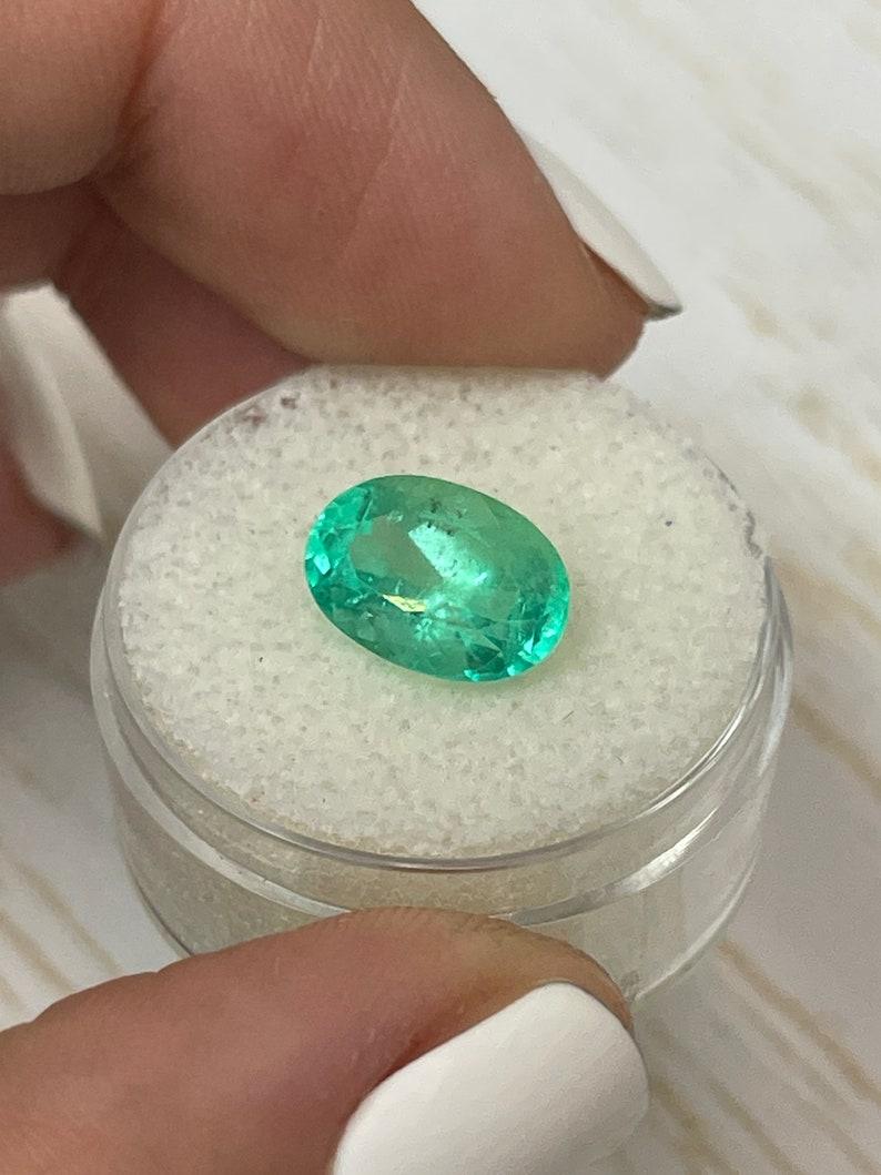 3,55 Karat hellbläulich grüner kolumbianischer Smaragd im Ovalschliff - Mai-Geburtsstein Edelstein im Angebot 1