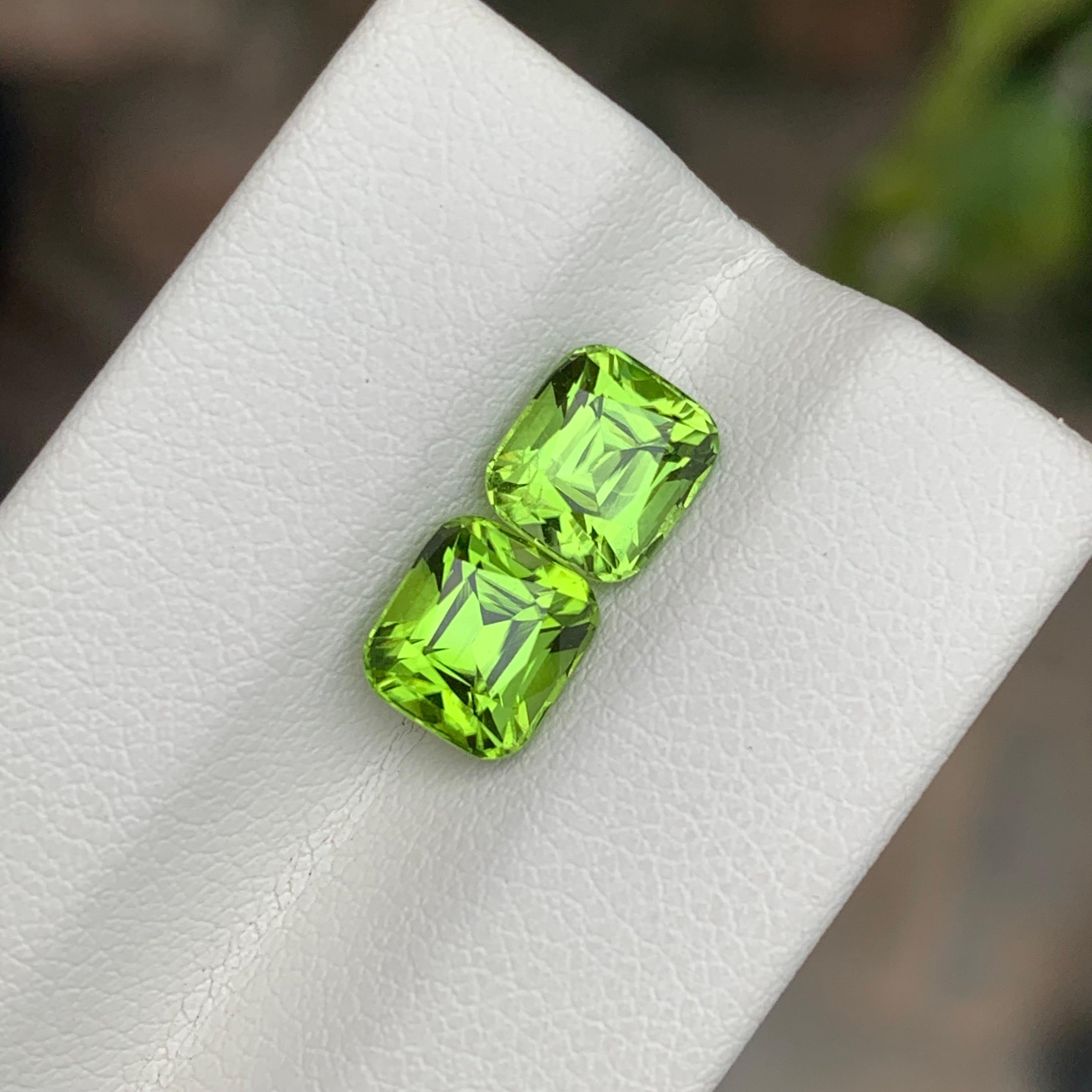 Arts and Crafts 3.55 Carat Natural Loose Peridot Matching Pair en vente