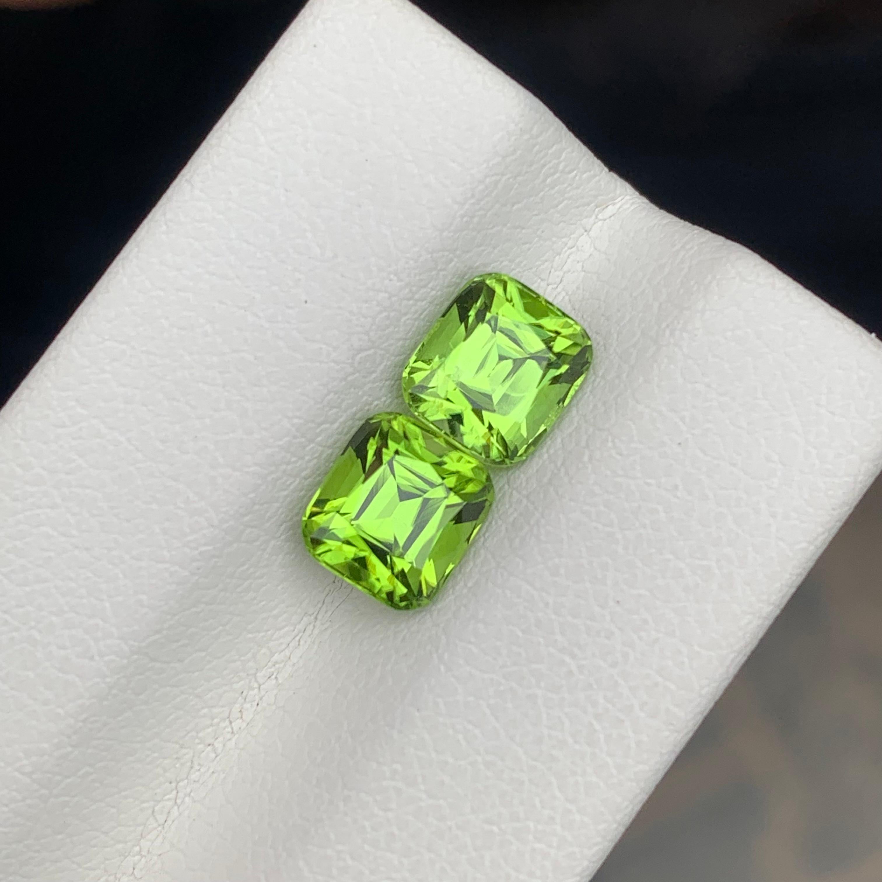 Taille coussin 3.55 Carat Natural Loose Peridot Matching Pair en vente