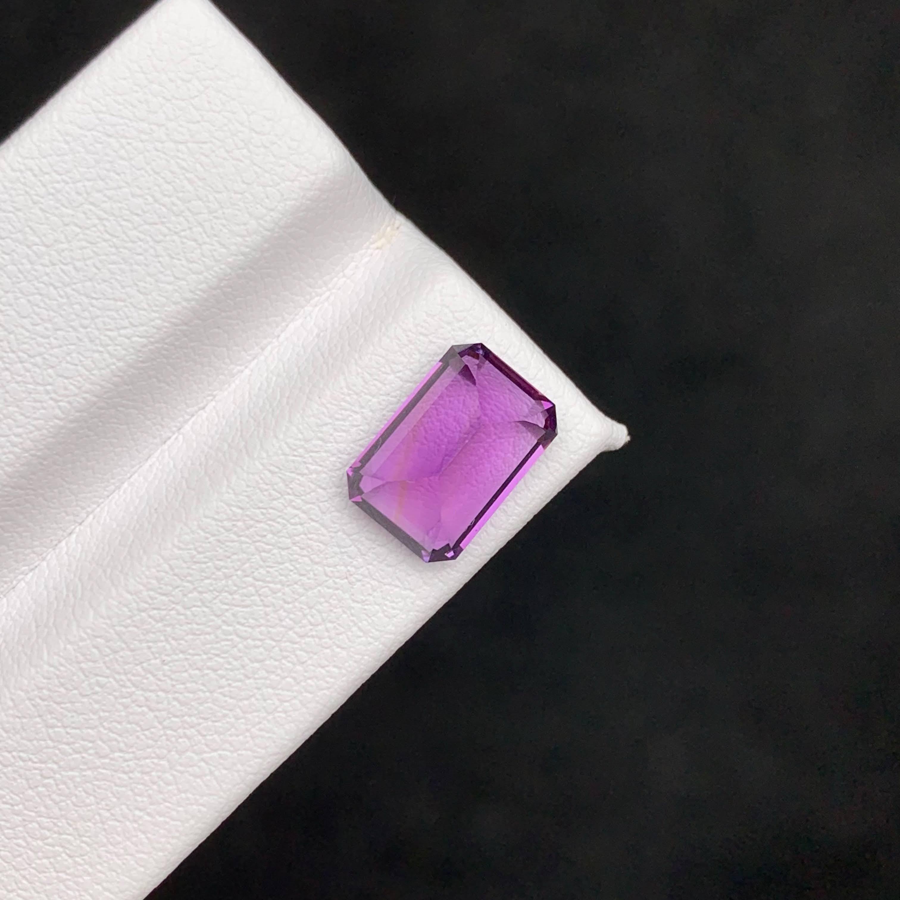 Moderne 3.55 Carat Natural Loose Purple Amethyst Stone Emerald Cut Brazilian Gemstone (Améthyste violette en vrac, taille émeraude) en vente