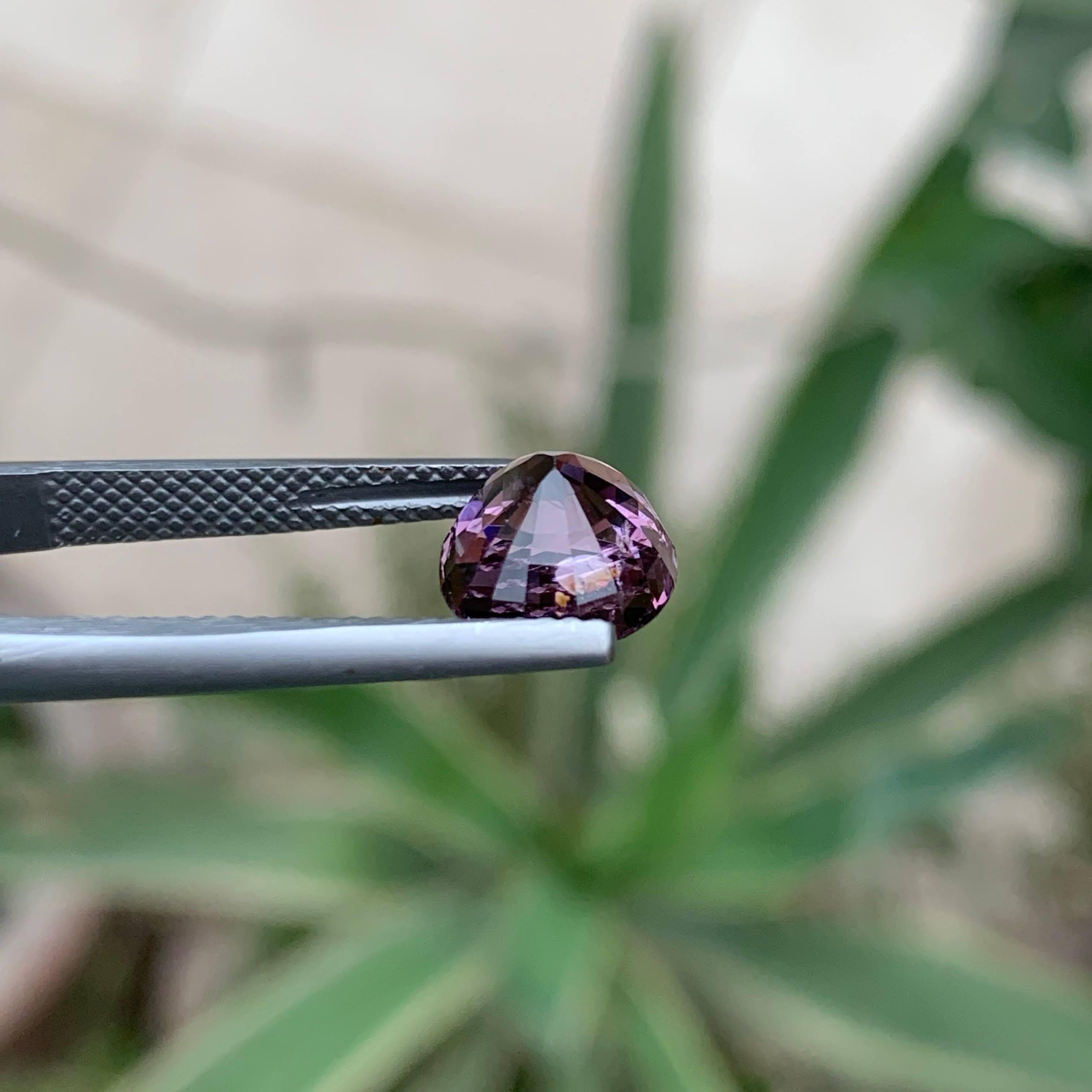 3,55 Karat natürlicher loser lila-rosa burmesischer Spinell Stein im Kissenschliff Edelstein im Zustand „Neu“ im Angebot in Bangkok, TH
