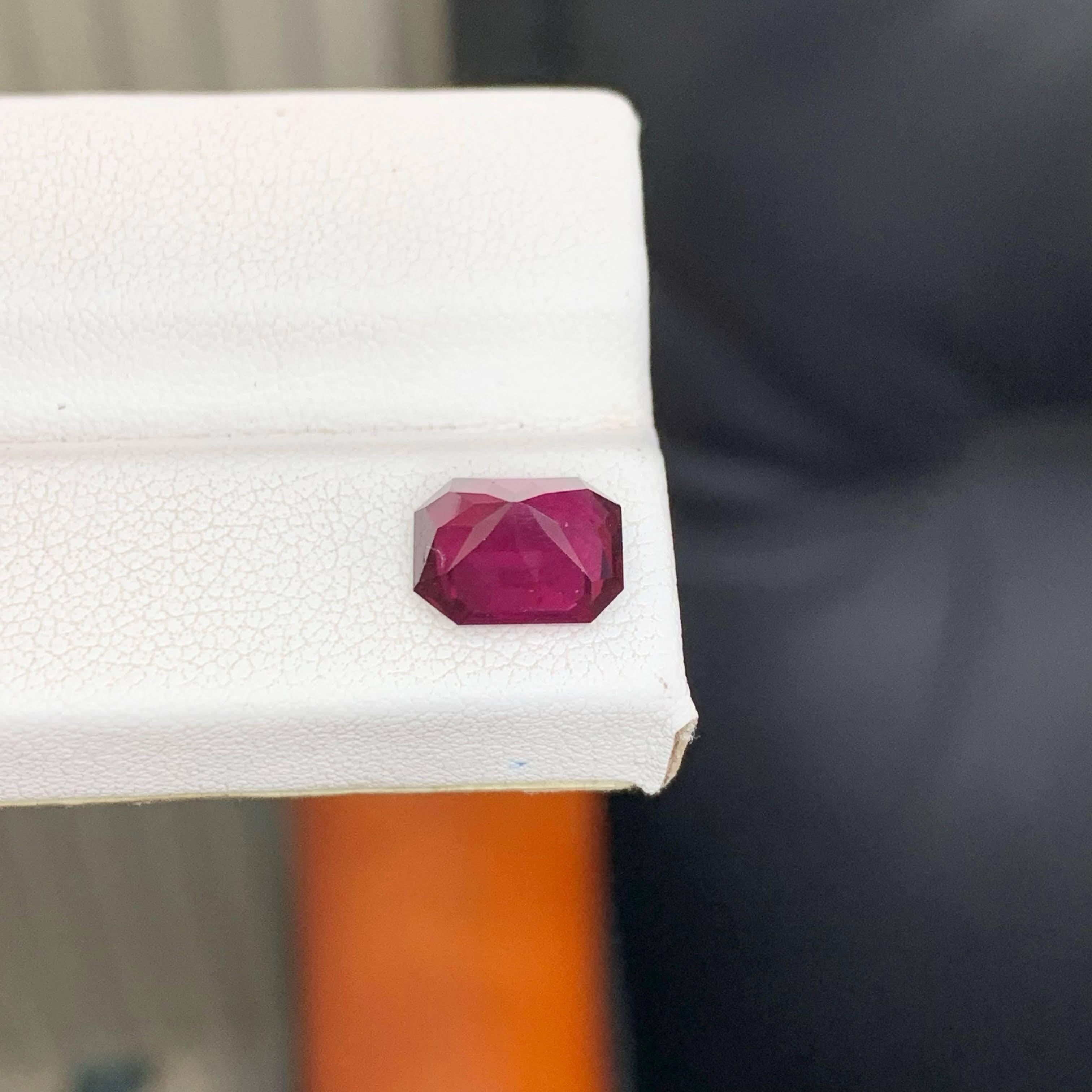 3.55 Carat Natural Reddish Garnet Stone Emerald Precision Cut African Gemstone Moderno en venta