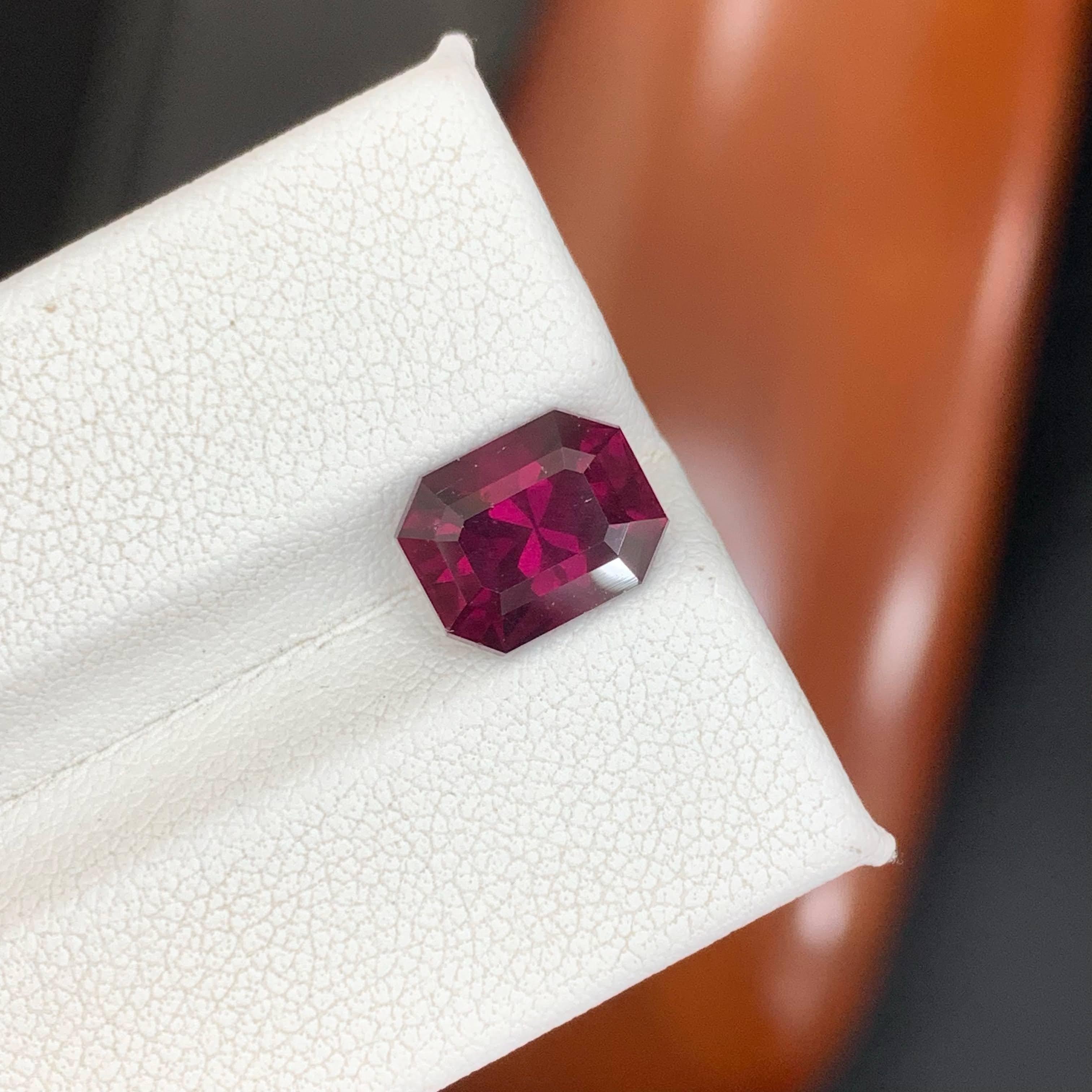 3.55 Carat Natural Reddish Garnet Stone Emerald Precision Cut African Gemstone Corte esmeralda en venta